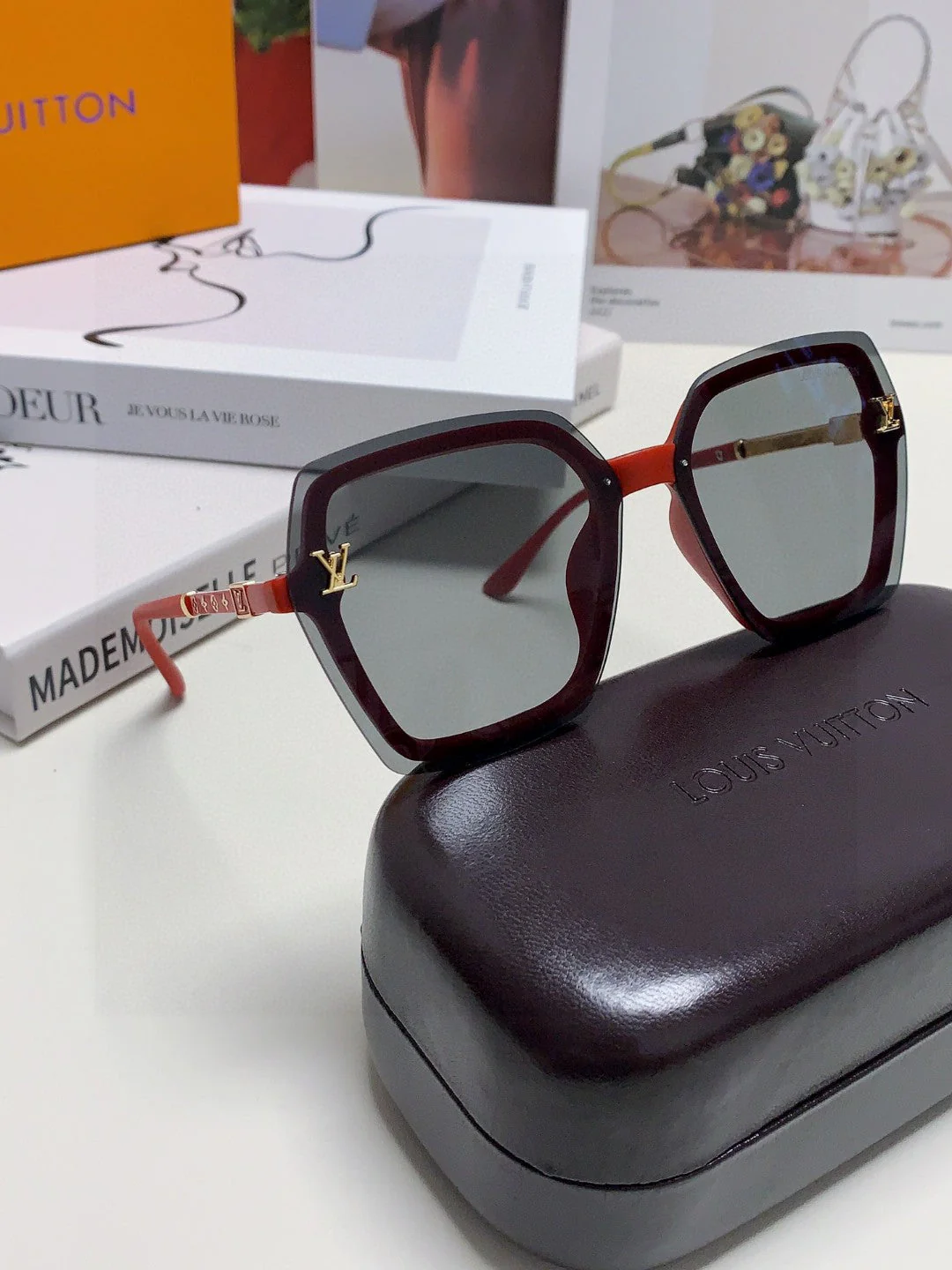 SQUARE SUNGLASSES 581355 IN RED ACETATE GREY LENSES