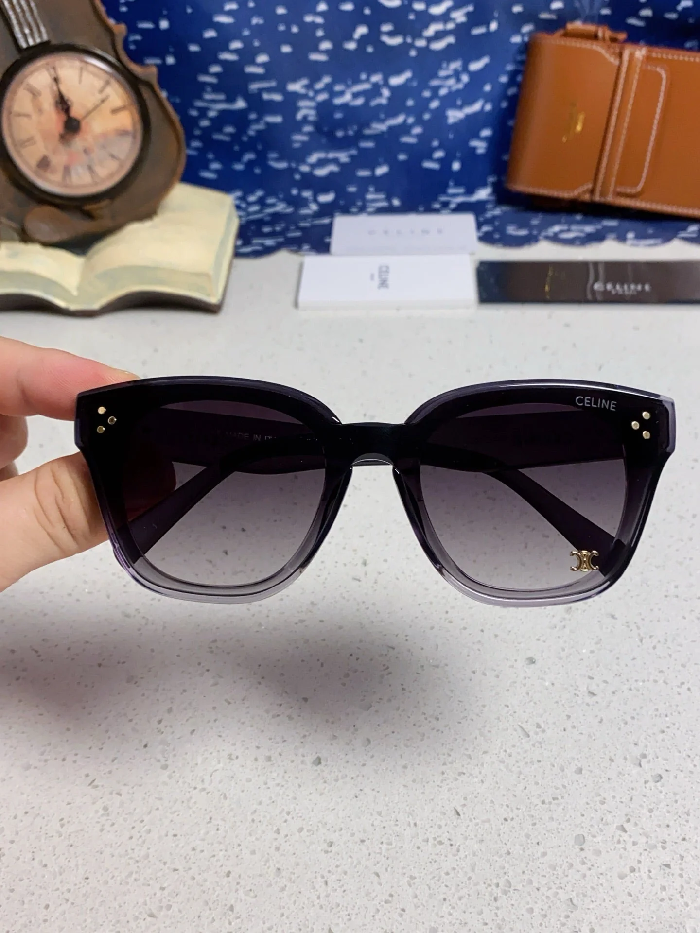 SQUARE SUNGLASS 575843 IN BLACK ACETATE GRADIENT SMOKE LENSES