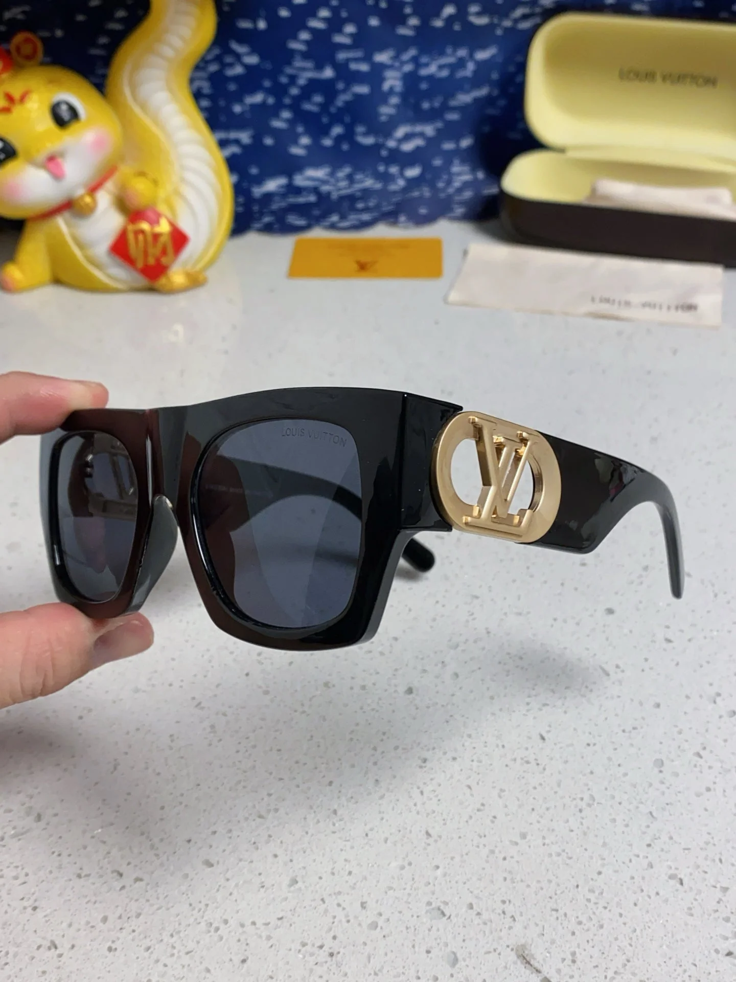 LINK SQUARE SUNGLASSES 570276 IN BLACK ACETATE GOLD LOGO