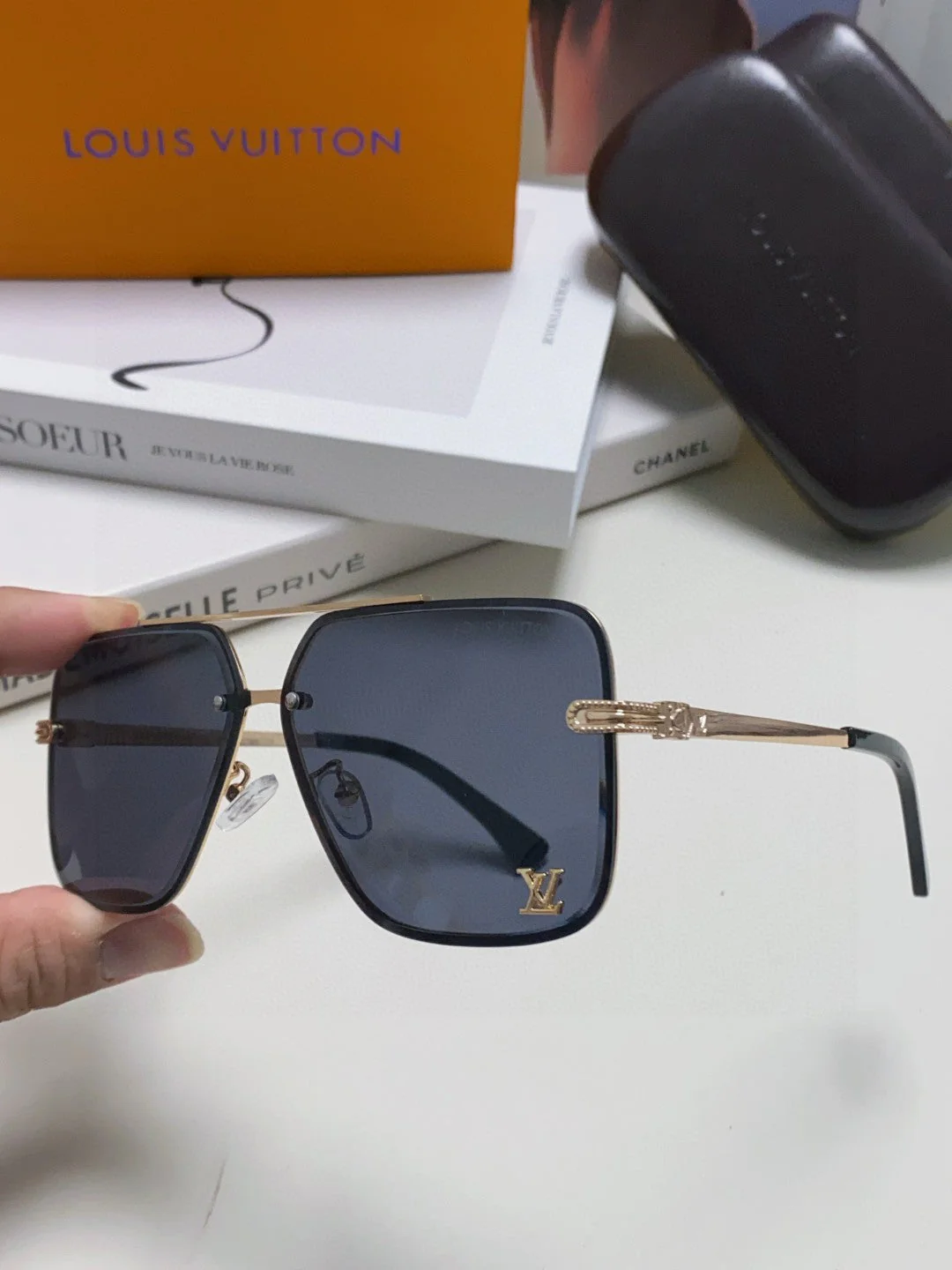 SQUARE SUNGLASSES 570265 IN GOLD METAL LOGO ON LENS