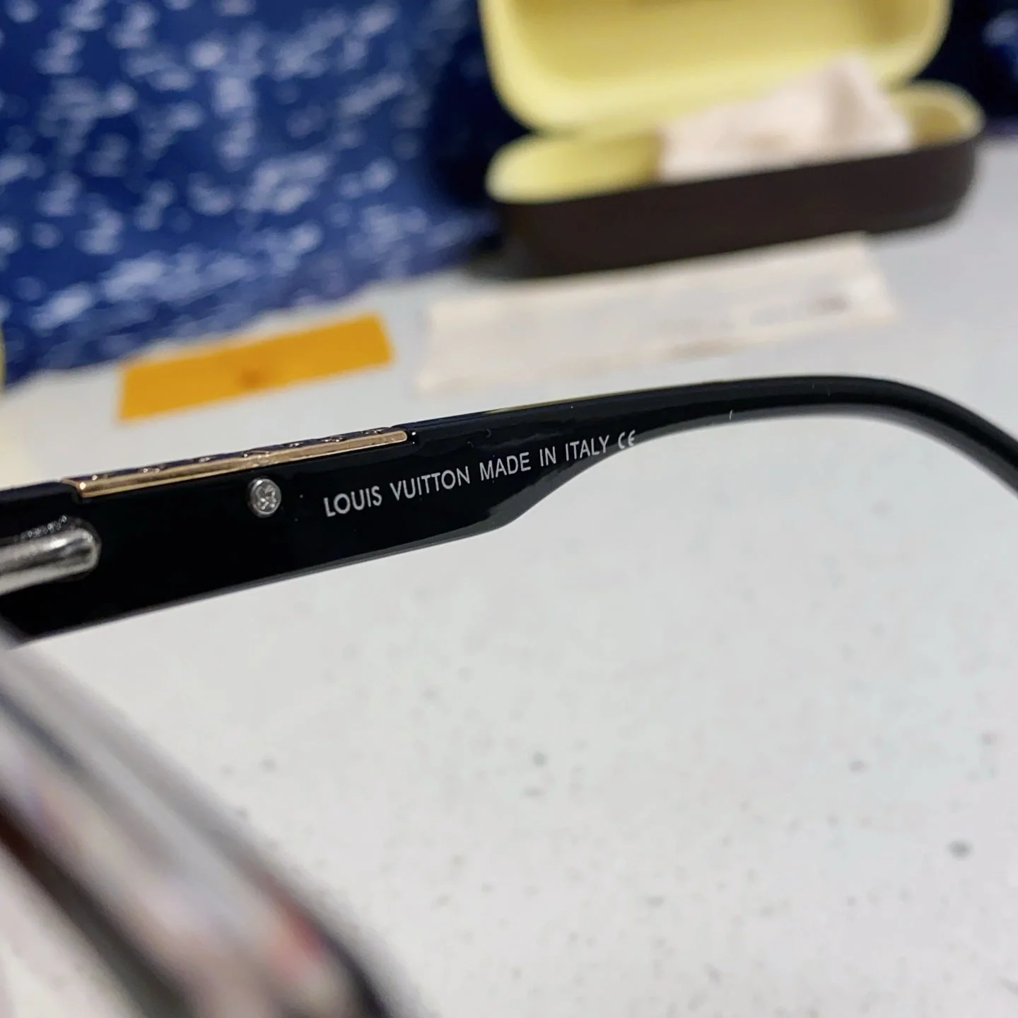 CAT EYE SUNGLASSES 570279 IN BLACK AND CLEAR ACETATE EMBOSSED LOGO