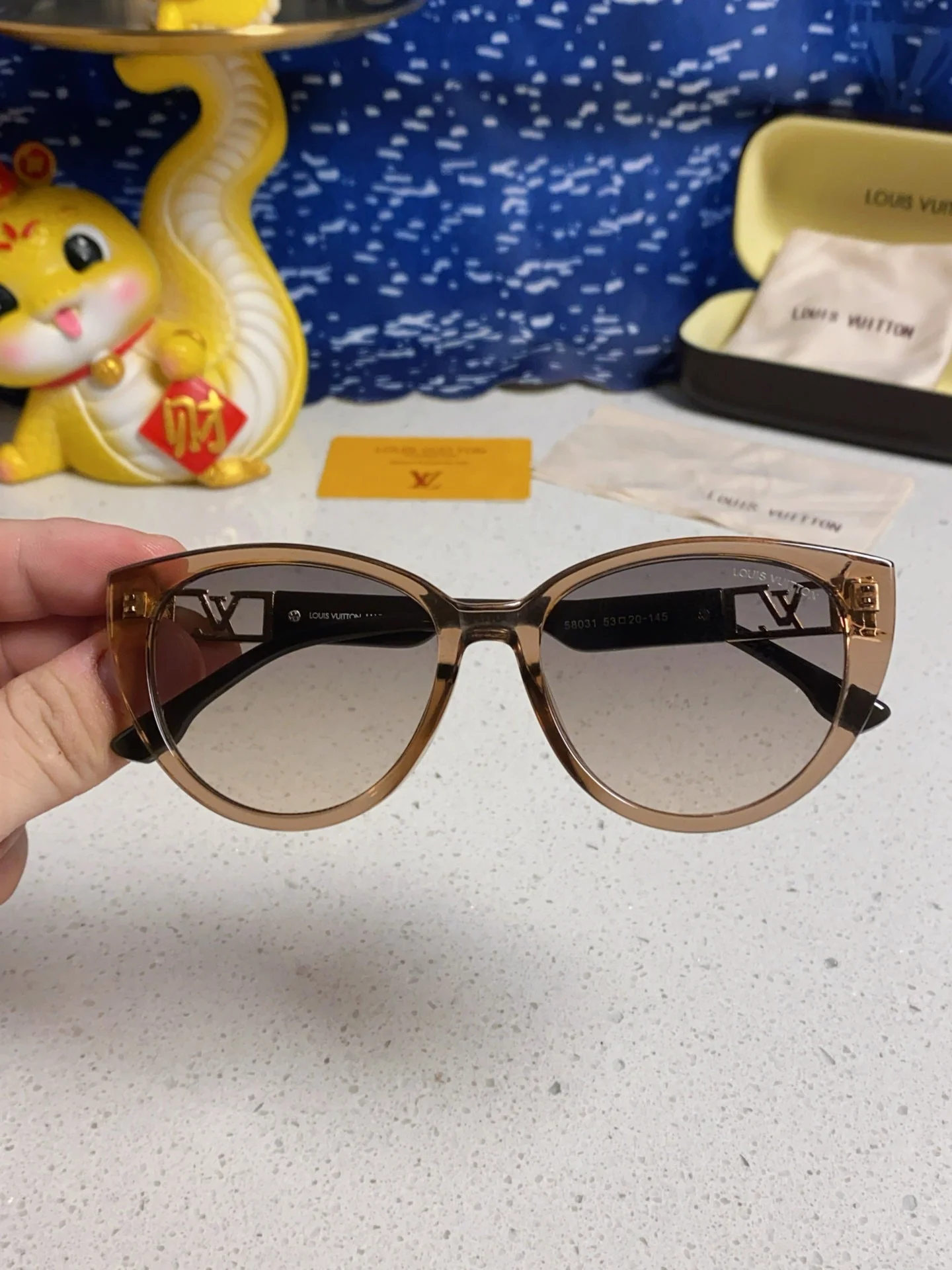 CAT EYE SUNGLASSES 567468 IN BROWN CLEAR ACETATE