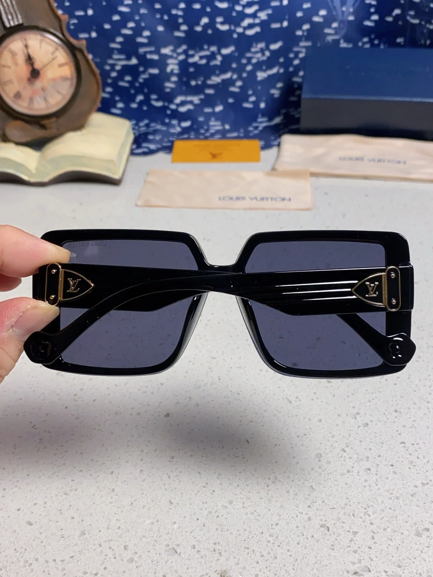 SQUARE SUNGLASSES 571657 IN BLACK ACETATE