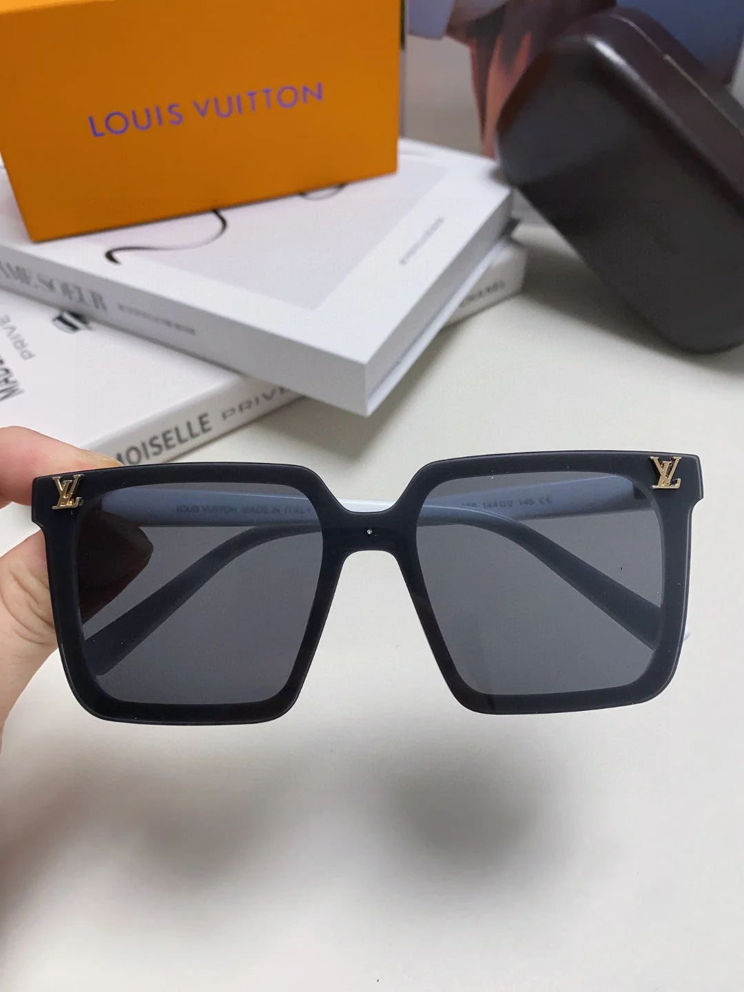 SQUARE SUNGLASS 581369 IN WHITE ACETATE