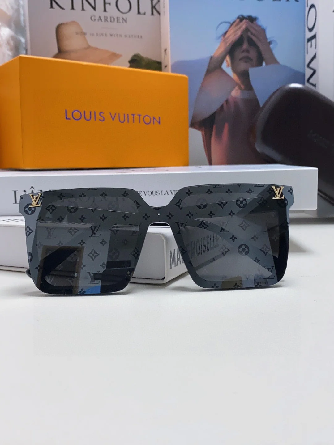 SQUARE SUNGLASS 581366 IN BLACK ACETATE MONOGRAM MASK ON LENS