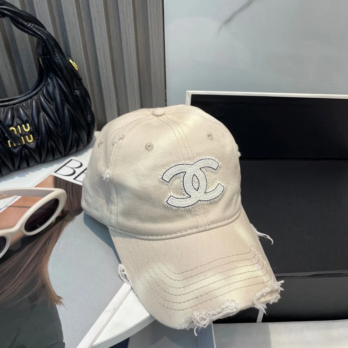 BASEBALL HAT IN SMOOTH BEIGE JEAN 672994