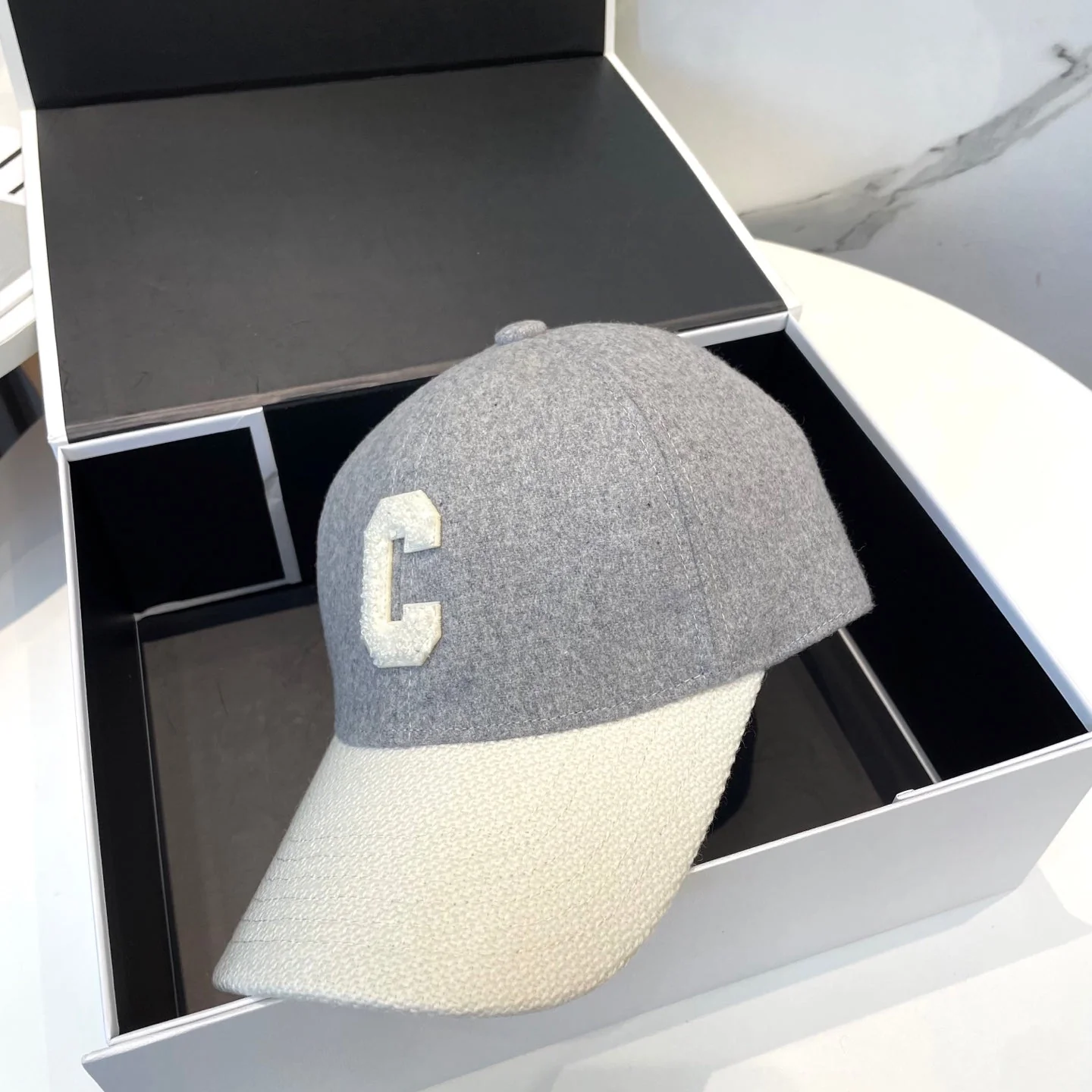 BASEBALL CAP MODEL 652409 IN WHITE AND GRAY FELTED FABRIC