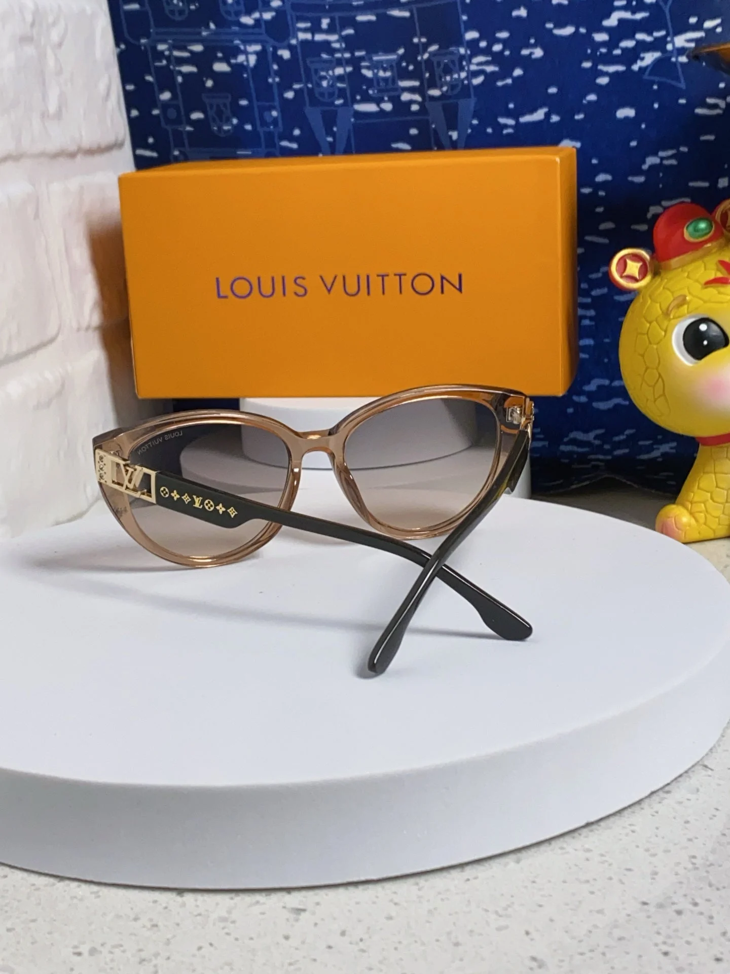 CAT EYE SUNGLASSES 567468 IN BROWN CLEAR ACETATE