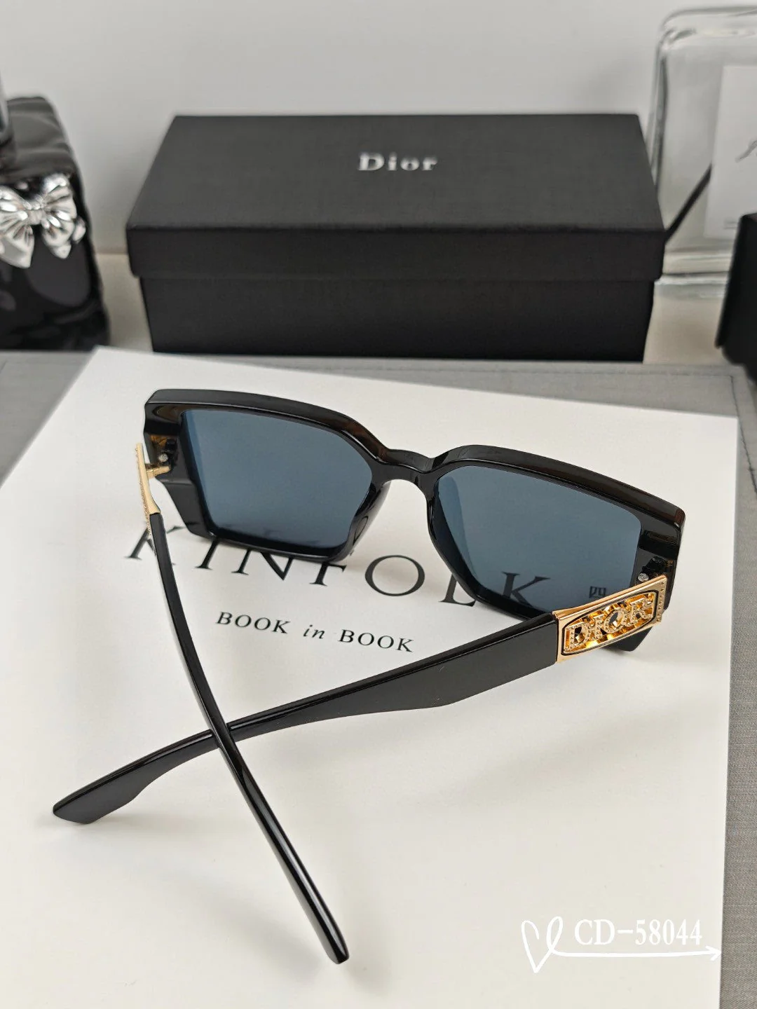 MONTAIGNE SQUARE SUNGLASS 58044 IN ACETATE