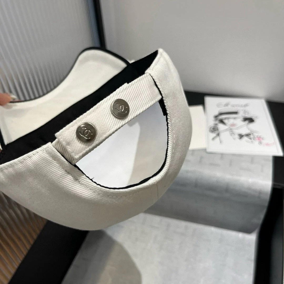 BASEBALL HAT IN WHITE WITH BLACK TRIM 673994