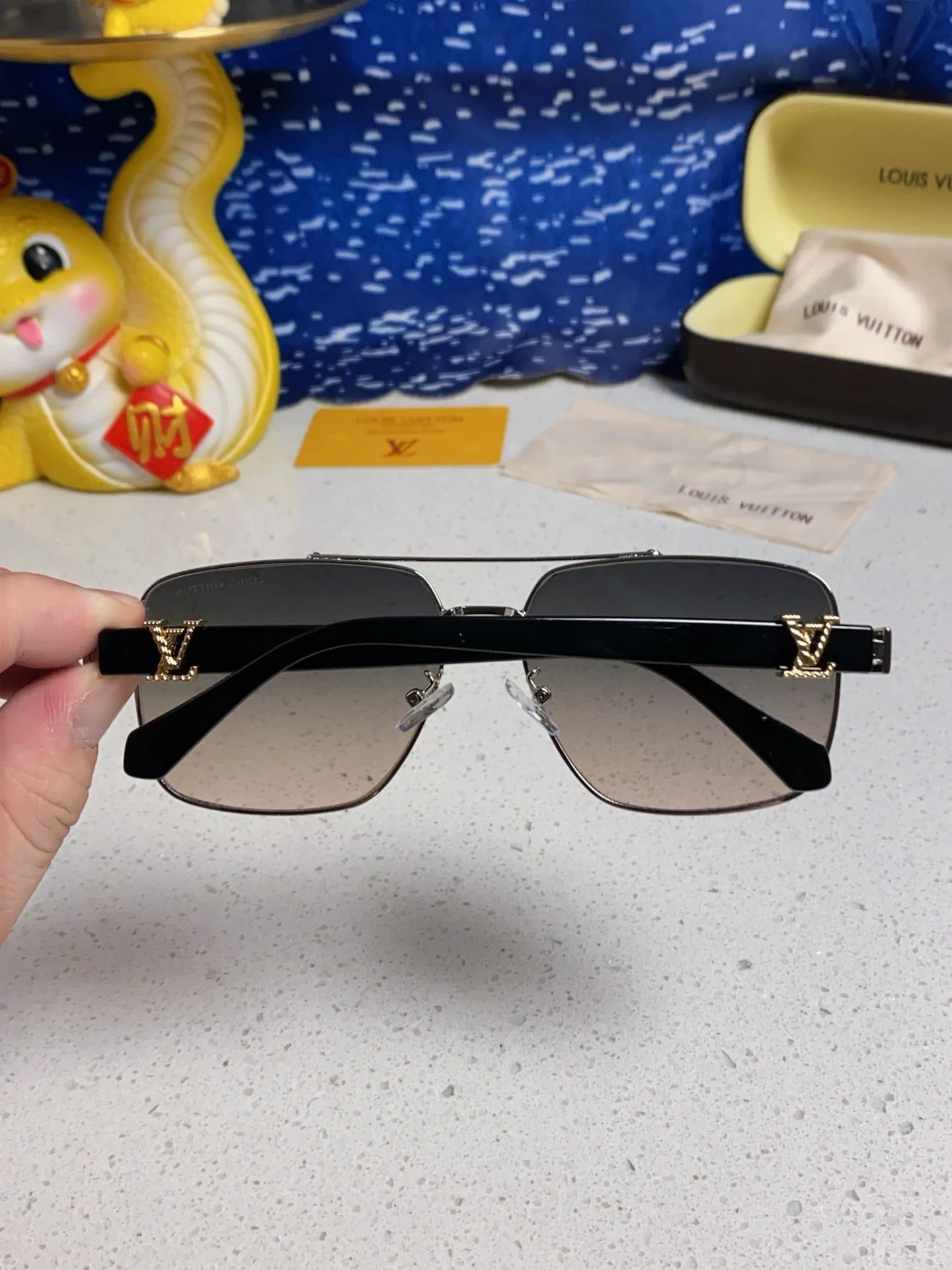 SIGNATURE SQUARE SUNGLASSES 567474 IN SILVER METAL GREY SMOKE LENSES
