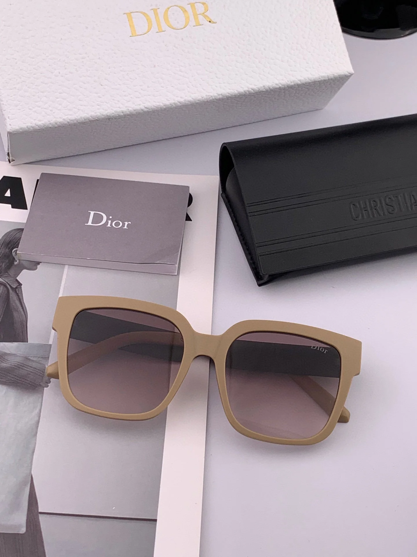 MONTAIGNE SUNGLASS D8304 IN ACETATE