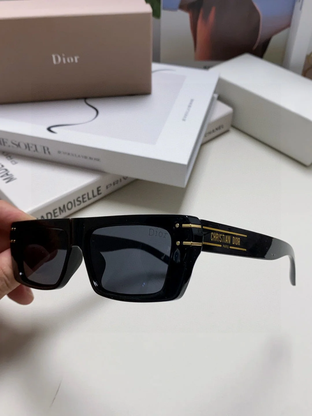 SIGNATURE SUNGLASS 571588 IN BLACK ACETATE