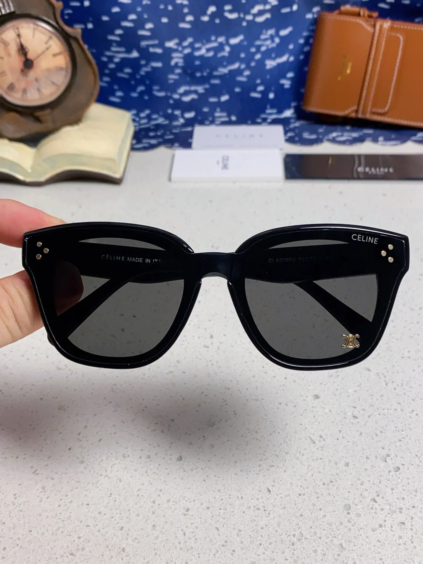 SQUARE SUNGLASS 575845 IN BLACK ACETATE BLACK LENSES
