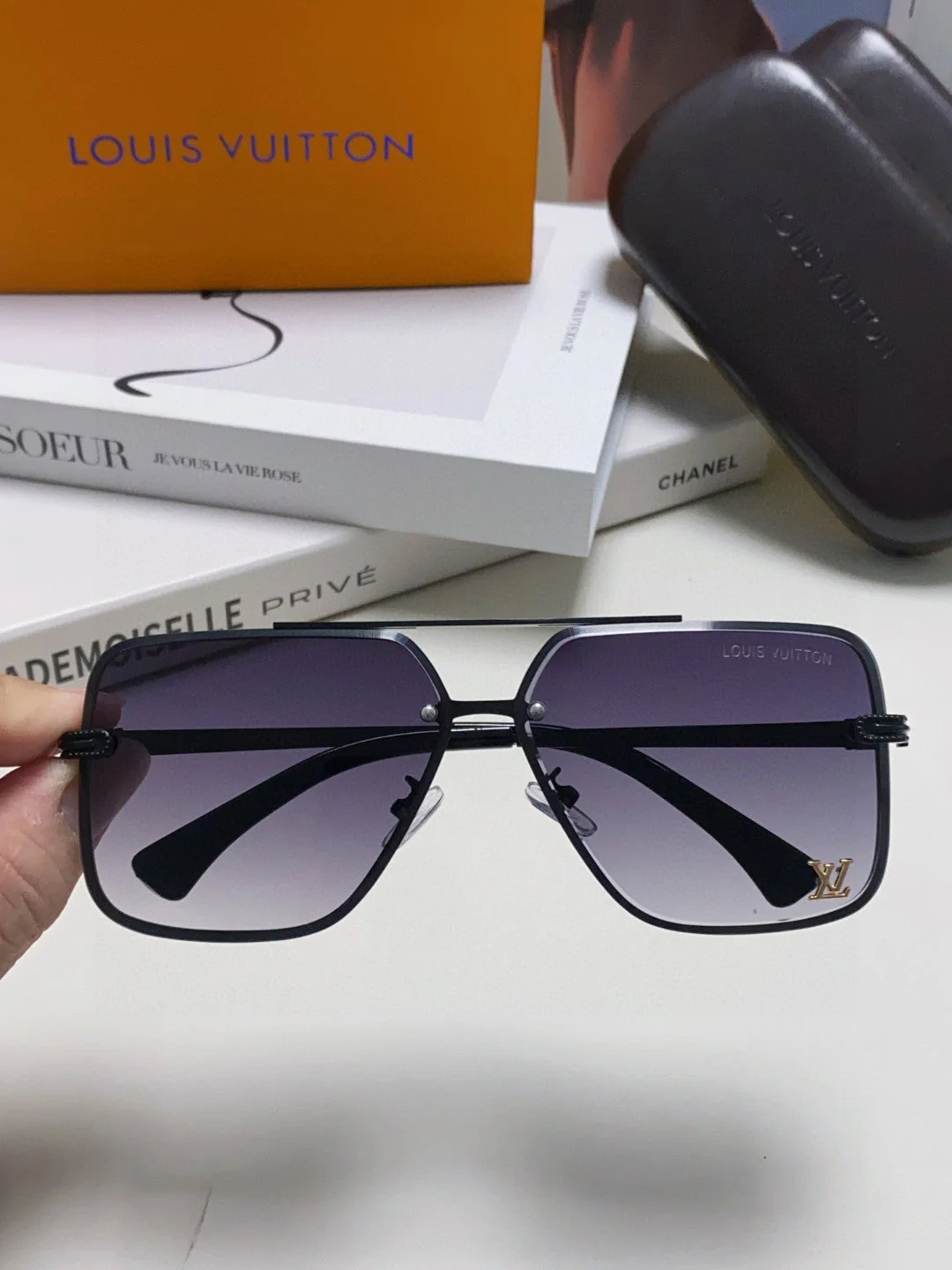 SQUARE SUNGLASSES 570266 IN BLACK METAL LOGO ON LENS