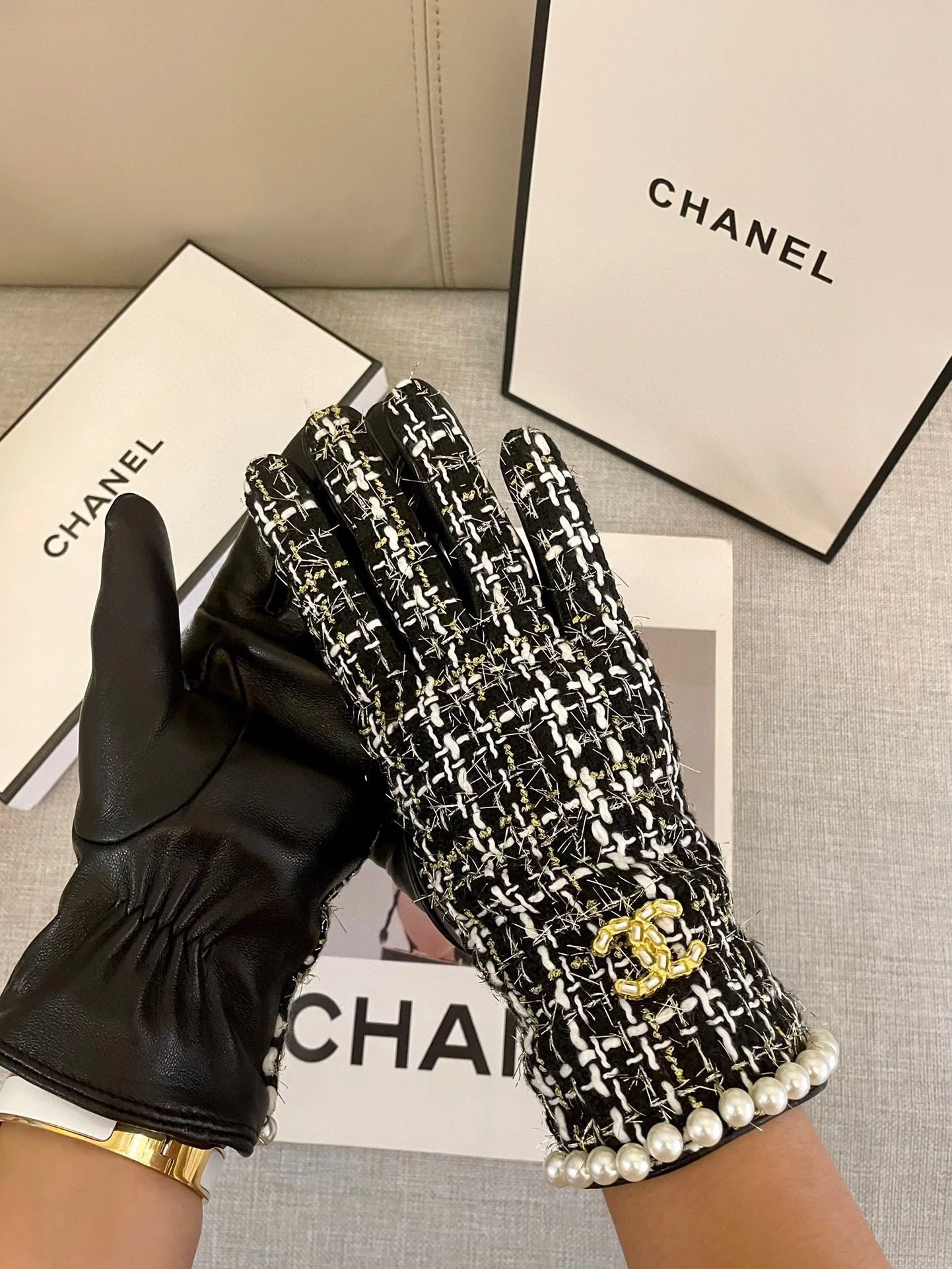 GLOVES IN BLACK MIX WHITE WOOL TWEED AND SHEEPSKIN 463846