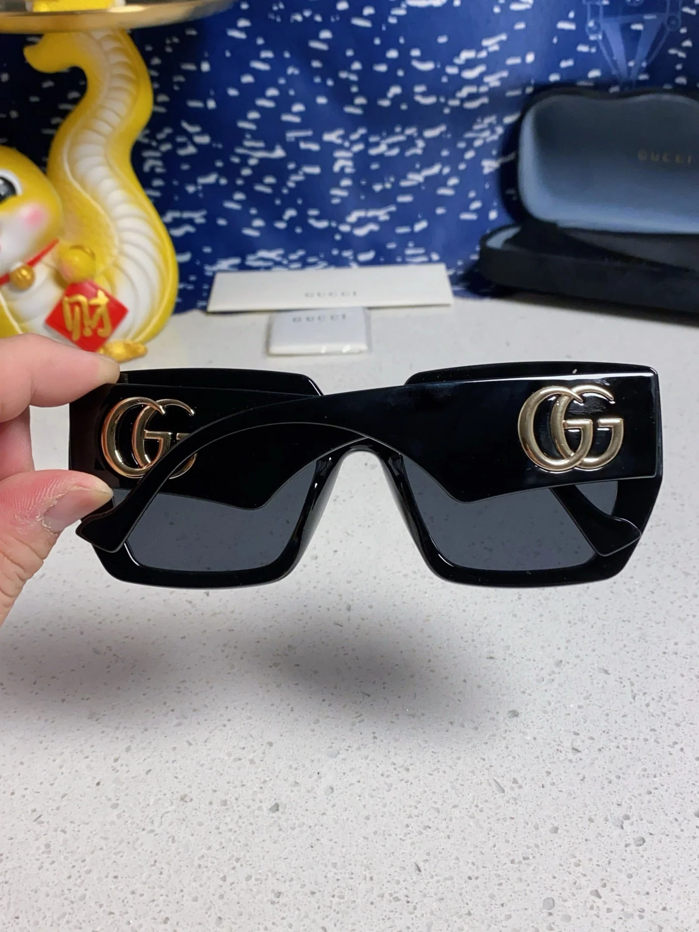 SQUARE FRAME SUNGLASSES 573303 IN ACETATE EMBOSSED LOGO