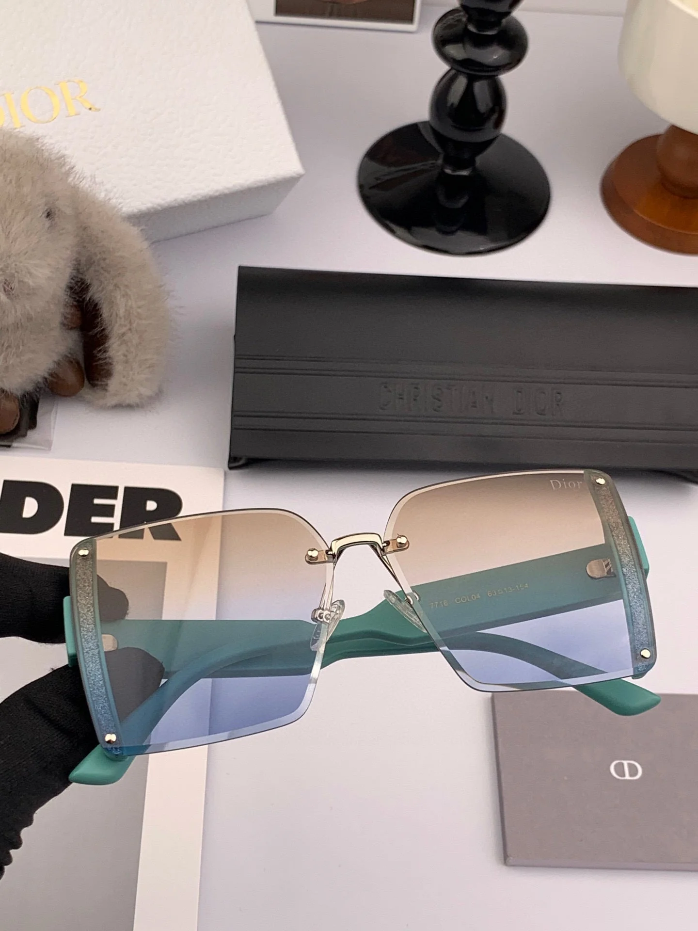 MONTAIGNE SQUARE SUNGLASS CD1677 IN ACETATE