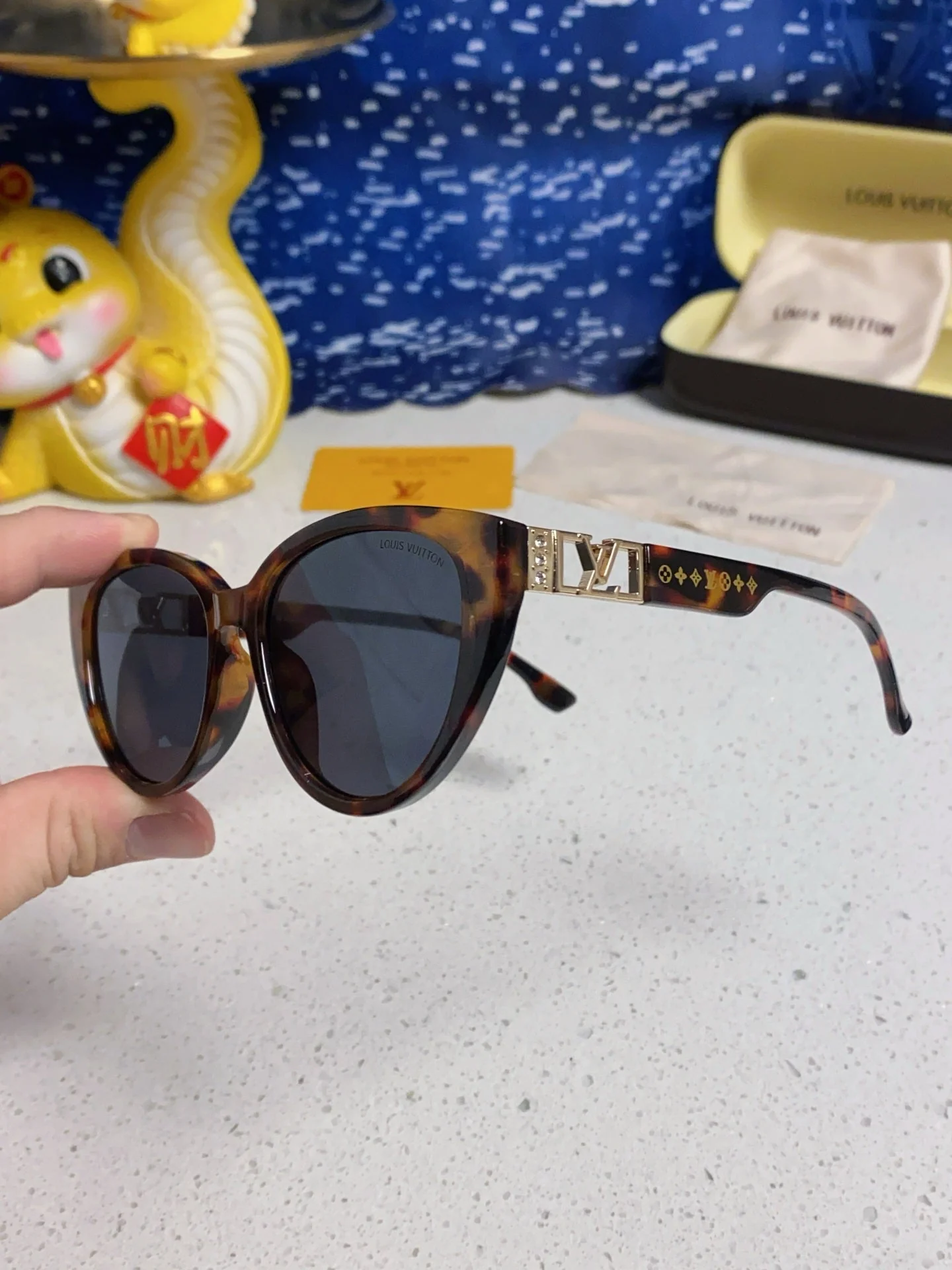 CAT EYE SUNGLASSES 567471 IN HAVANA ACETATE