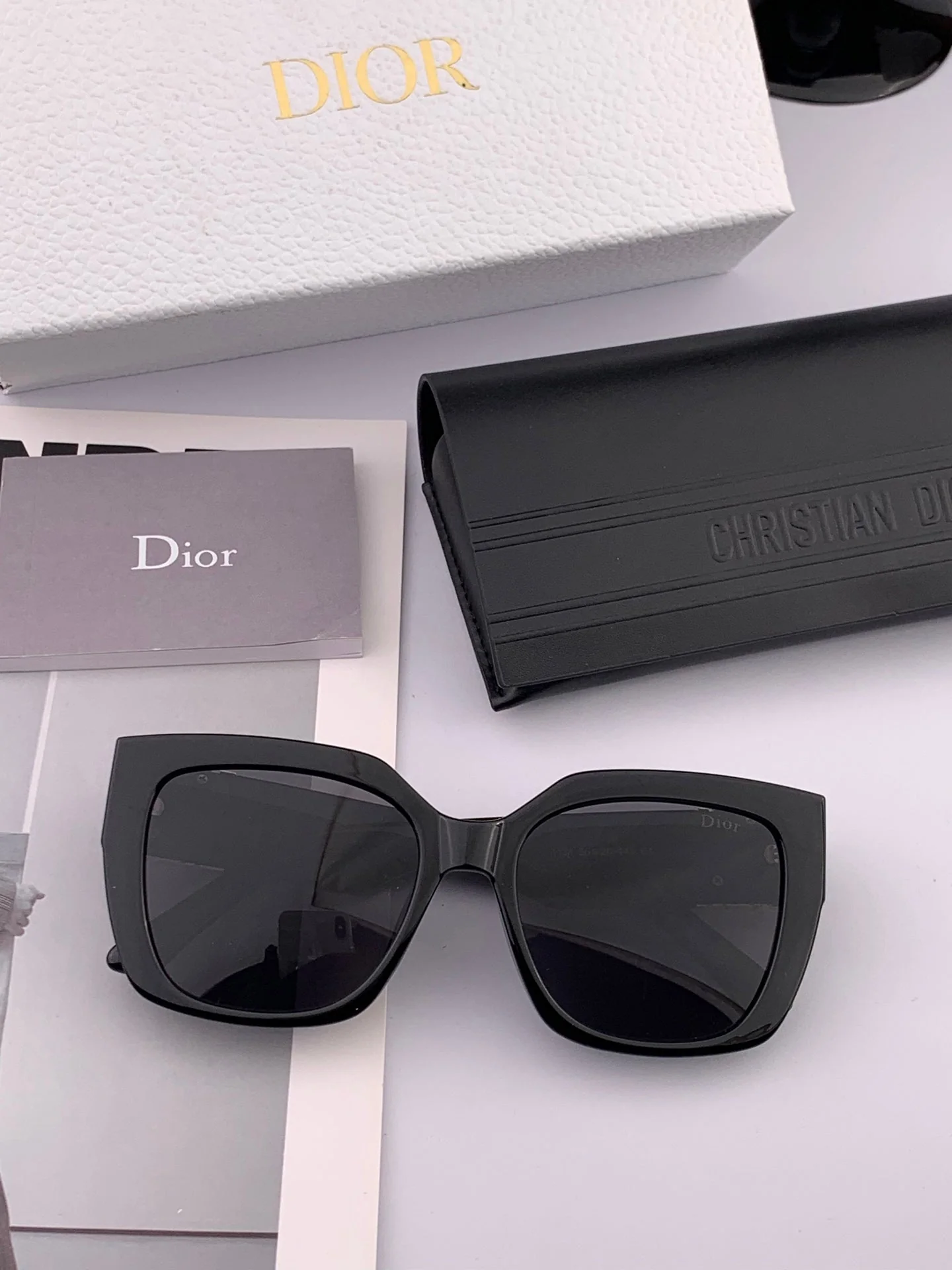 MONTAIGNE SUNGLASS CD1113 IN ACETATE