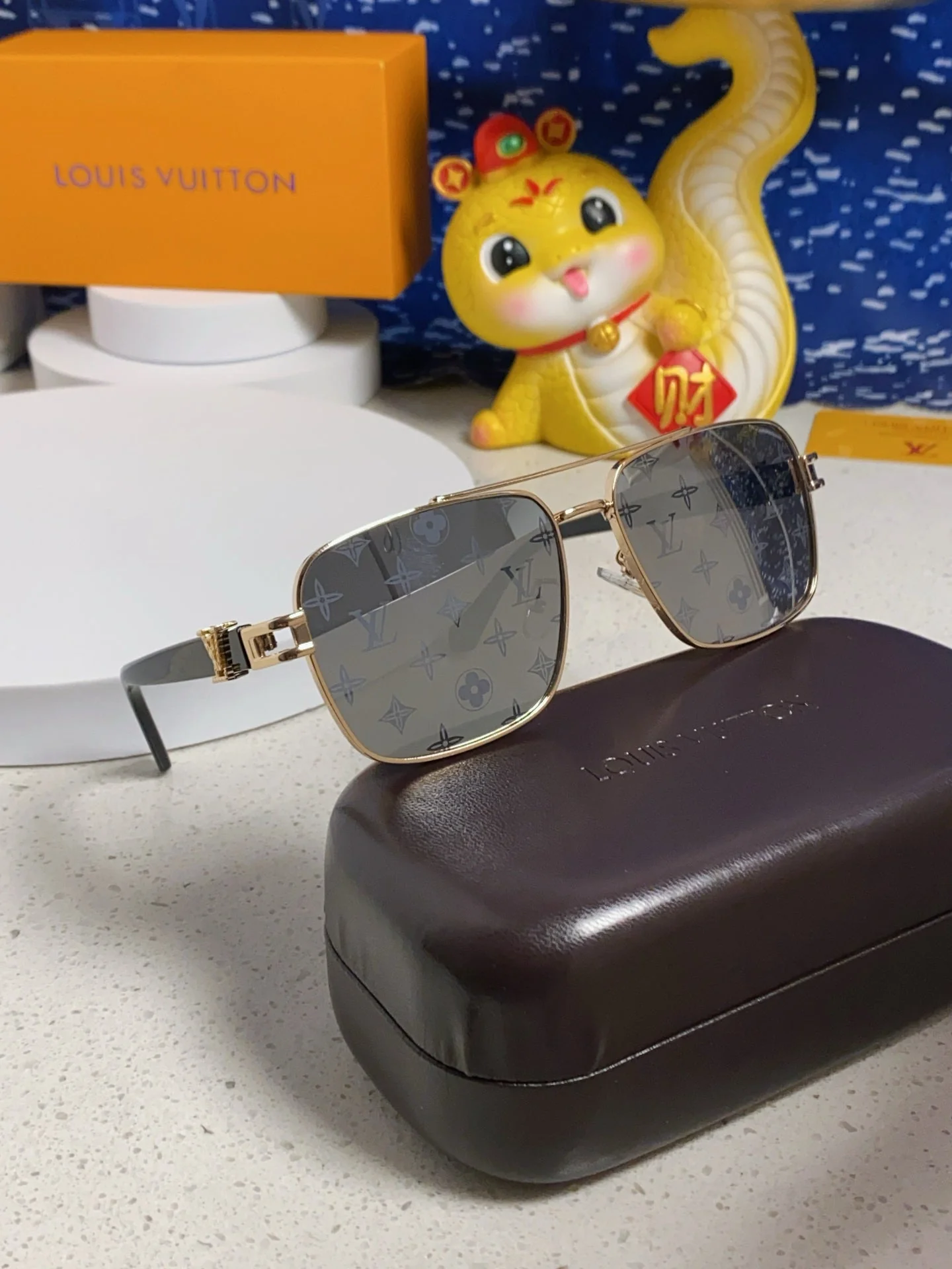 SIGNATURE SQUARE SUNGLASSES 567473 IN GOLD METAL MONOGRAM ON LENSES