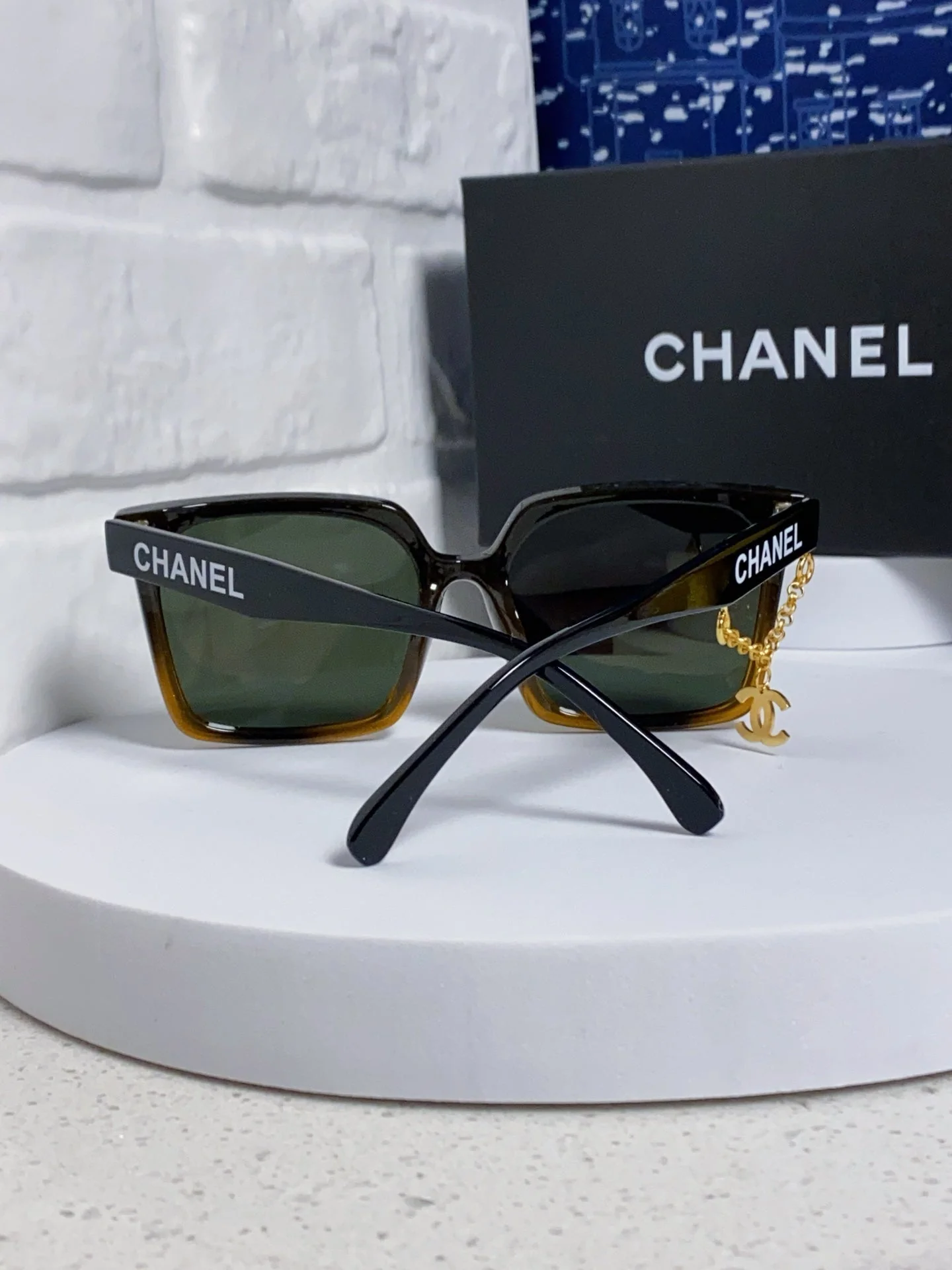 SQUARE SUNGLASSES 641808 IN BLACK OMBRE ORANGE ACETATE GOLD CHAIN