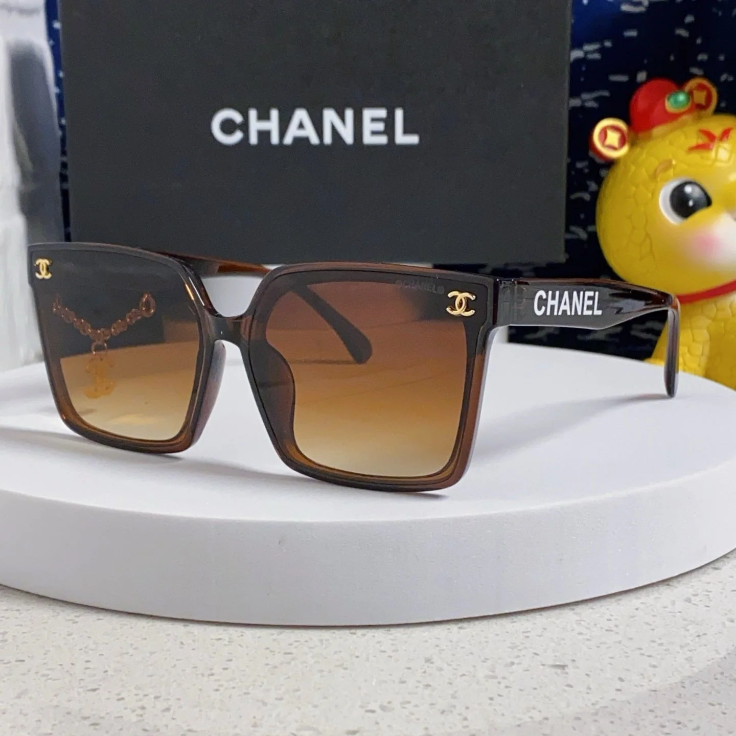 SQUARE SUNGLASSES 641810 IN BROWN ACETATE GOLD CHAIN