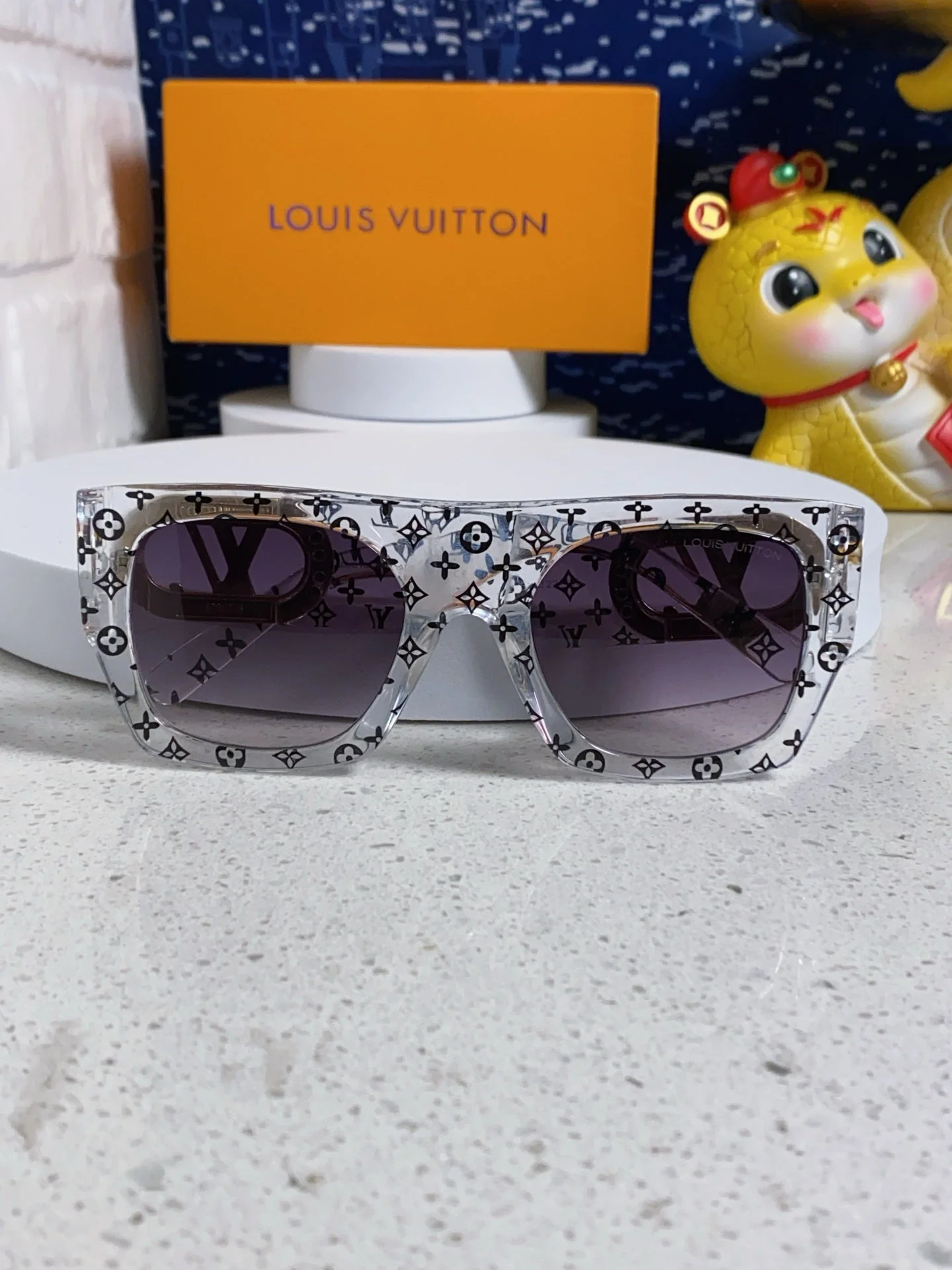 LINK SQUARE SUNGLASSES 570271 IN CLEAR ACETATE MONOGRAM LOGO ON FRAME