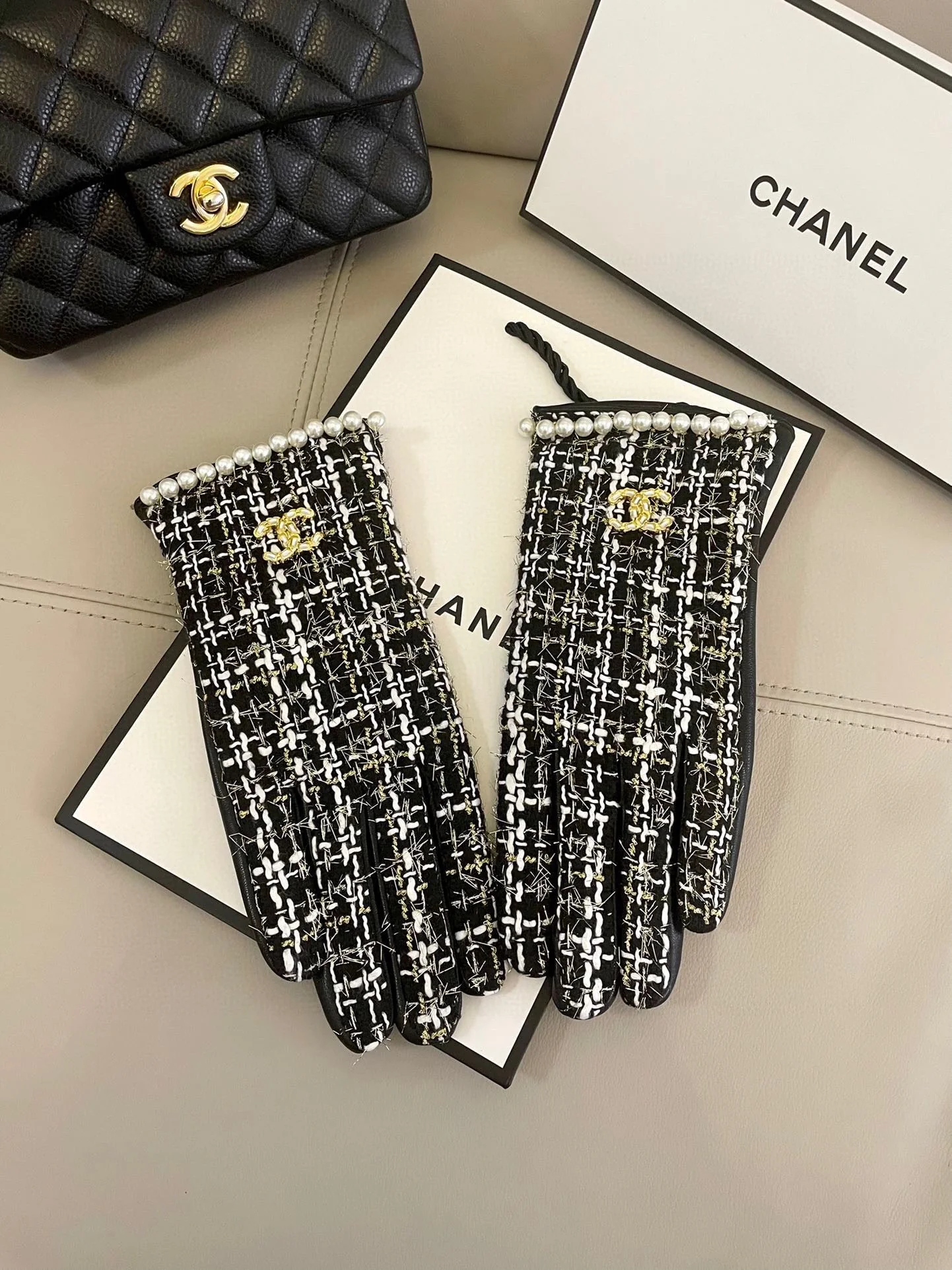 GLOVES IN BLACK MIX WHITE WOOL TWEED AND SHEEPSKIN 463846