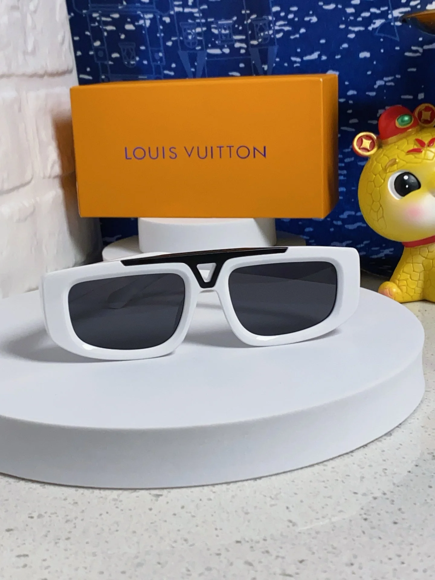 CLASH PILOT SUNGLASSES 567478 IN WHITE ACTETE BLACK METAL