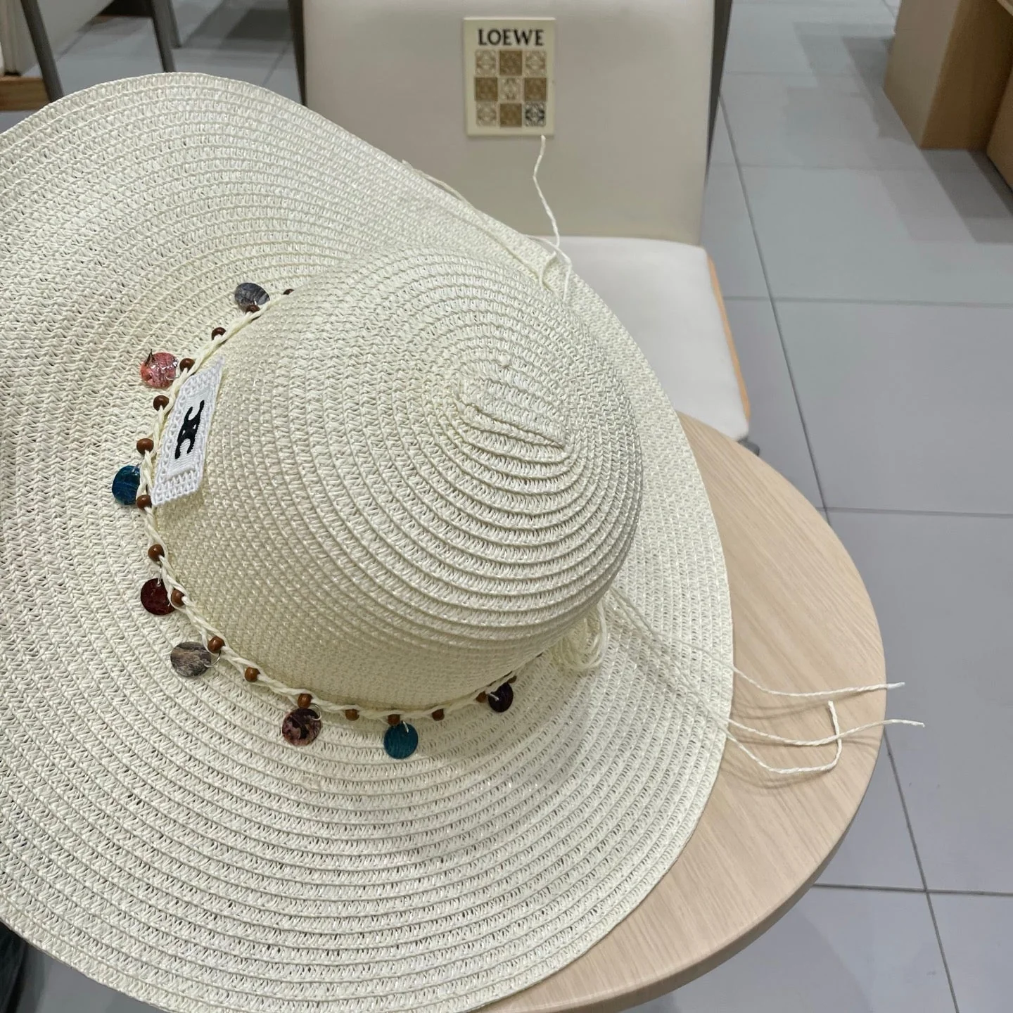 WIDE BRIM HAT MODEL 652186 IN WHITE WOVEN STRAW