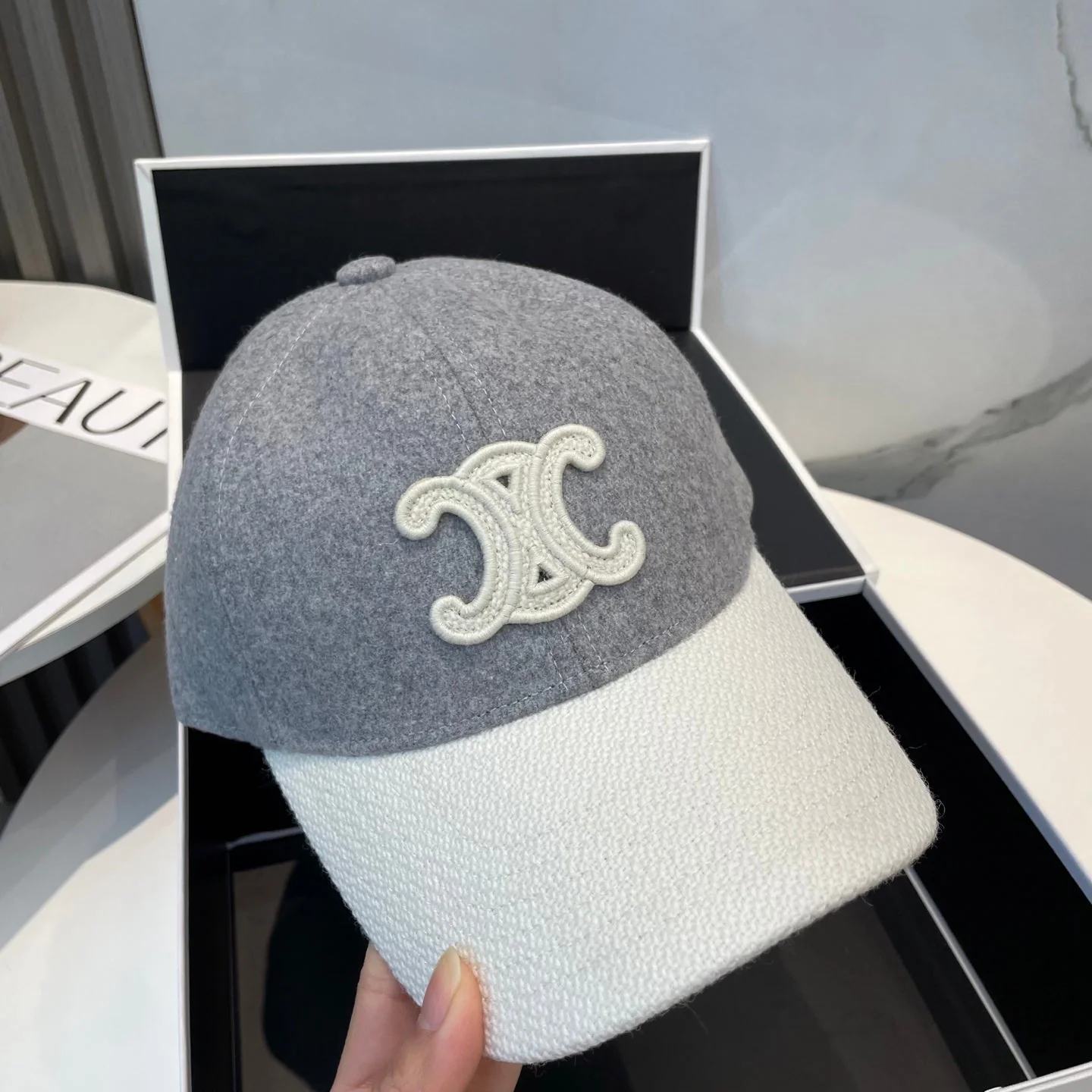BASEBALL CAP MODEL 652410 IN WHITE AND GRAY FELTED FABRIC