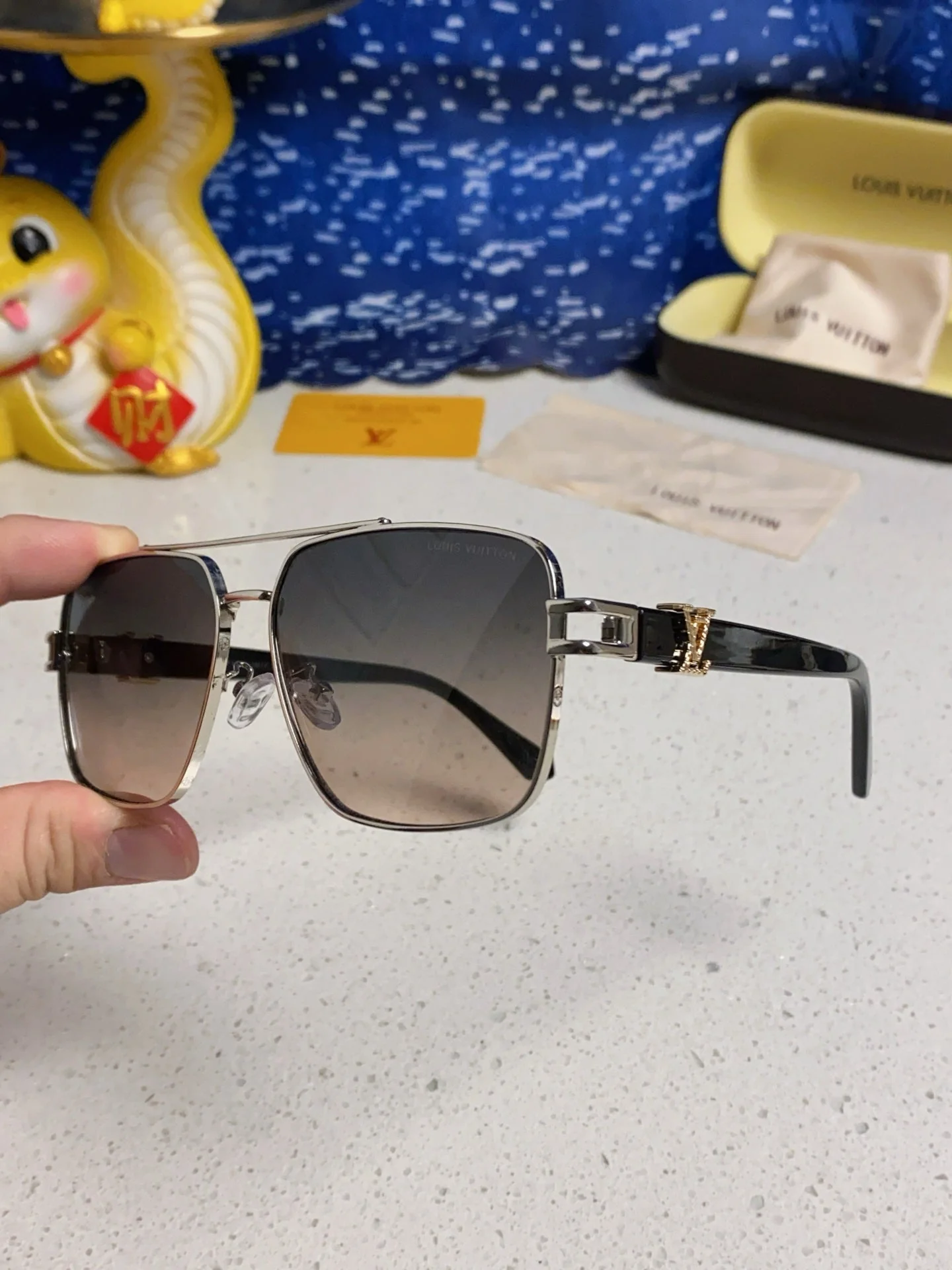 SIGNATURE SQUARE SUNGLASSES 567474 IN SILVER METAL GREY SMOKE LENSES