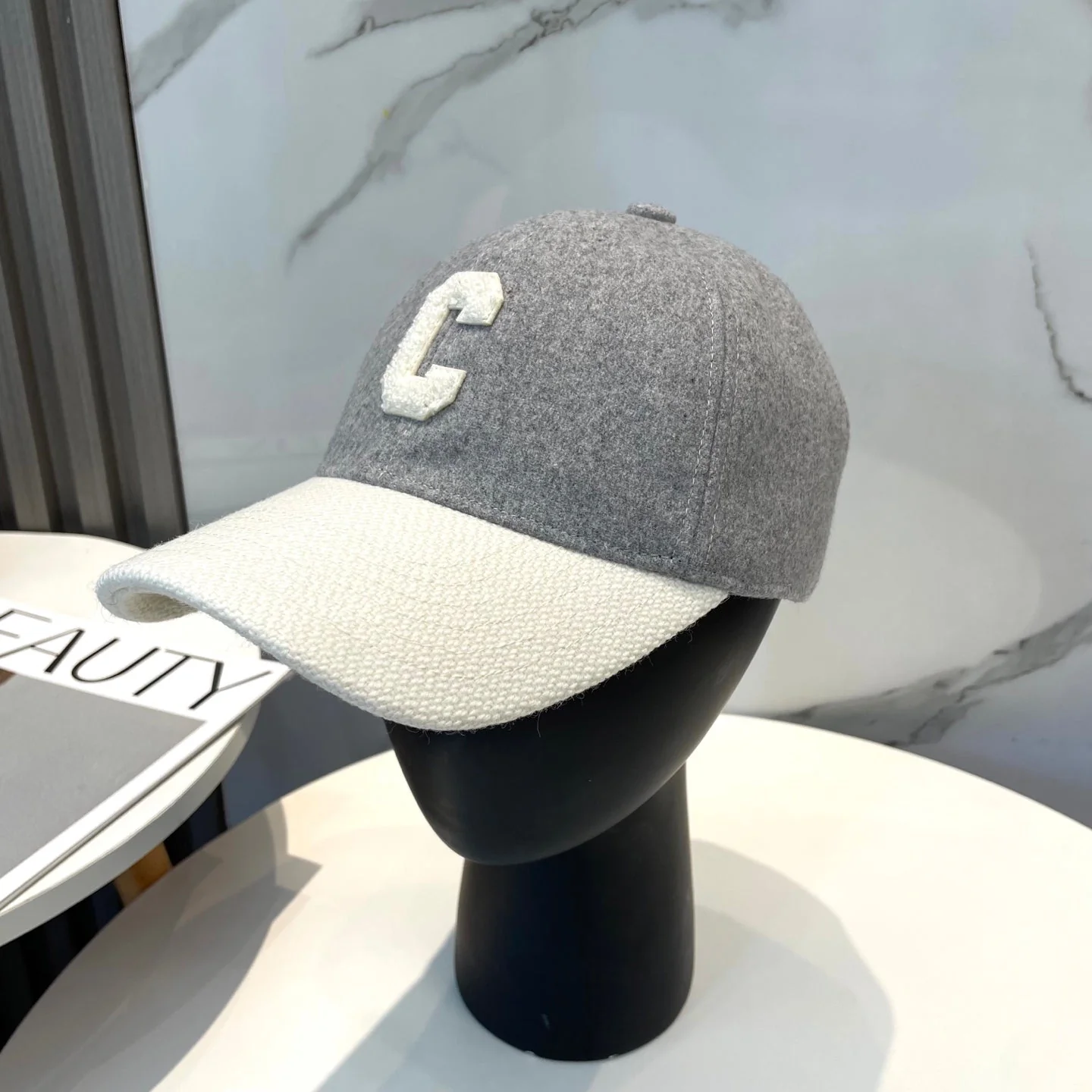 BASEBALL CAP MODEL 652409 IN WHITE AND GRAY FELTED FABRIC