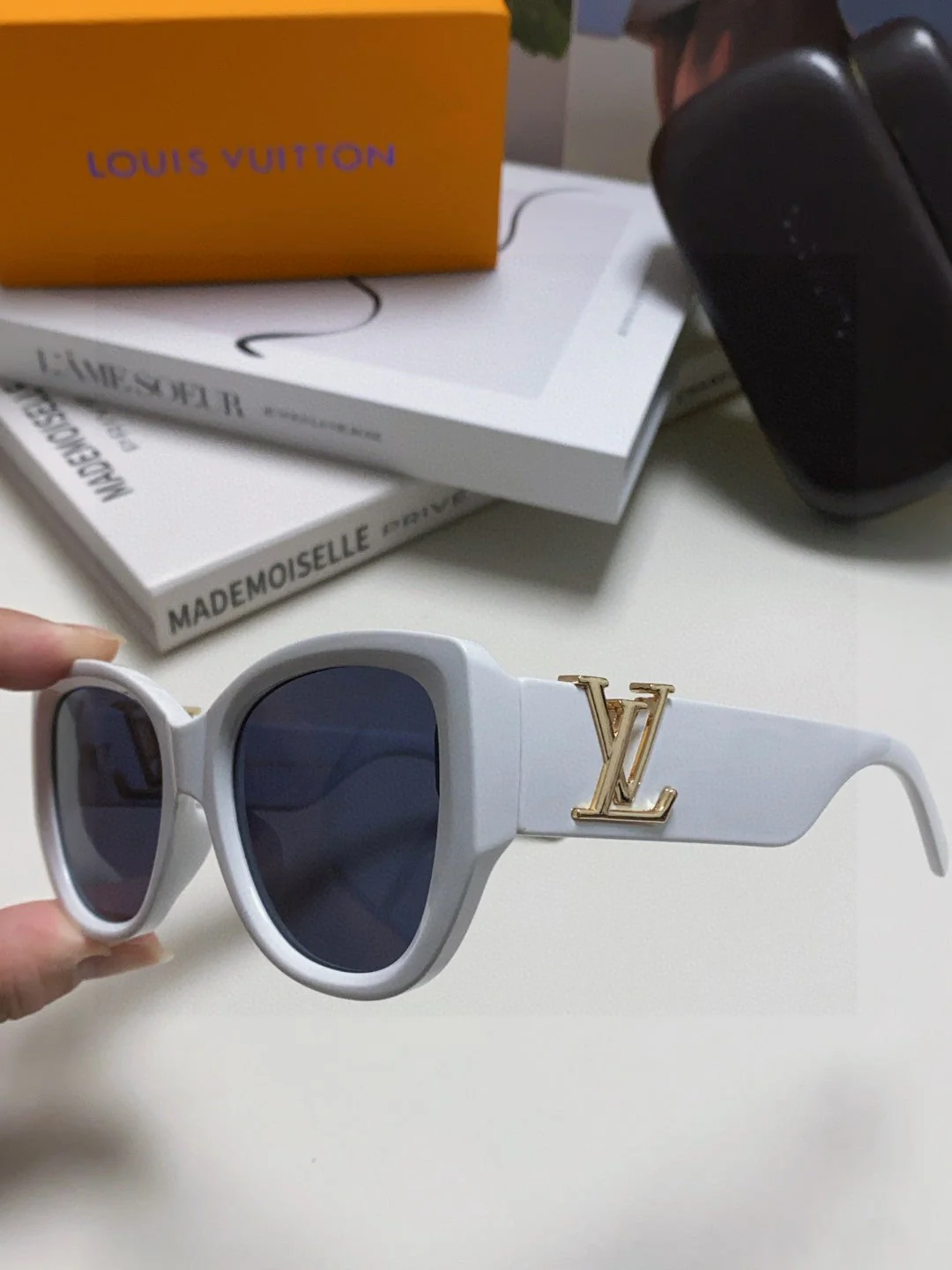 ICON CAT EYE SUNGLASSES 570248 IN WHITE ACETATE