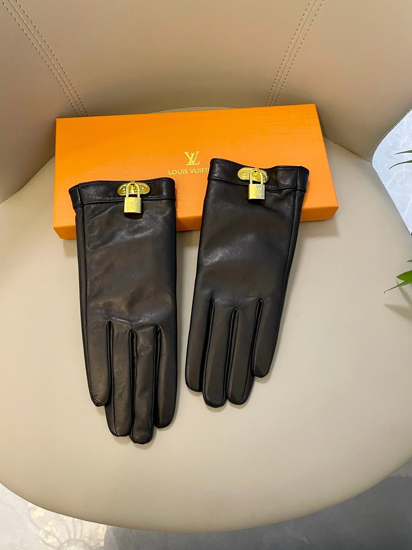 GLOVES IN BLACK LAMBSKIN WITH GOLD HARDWARE 465064