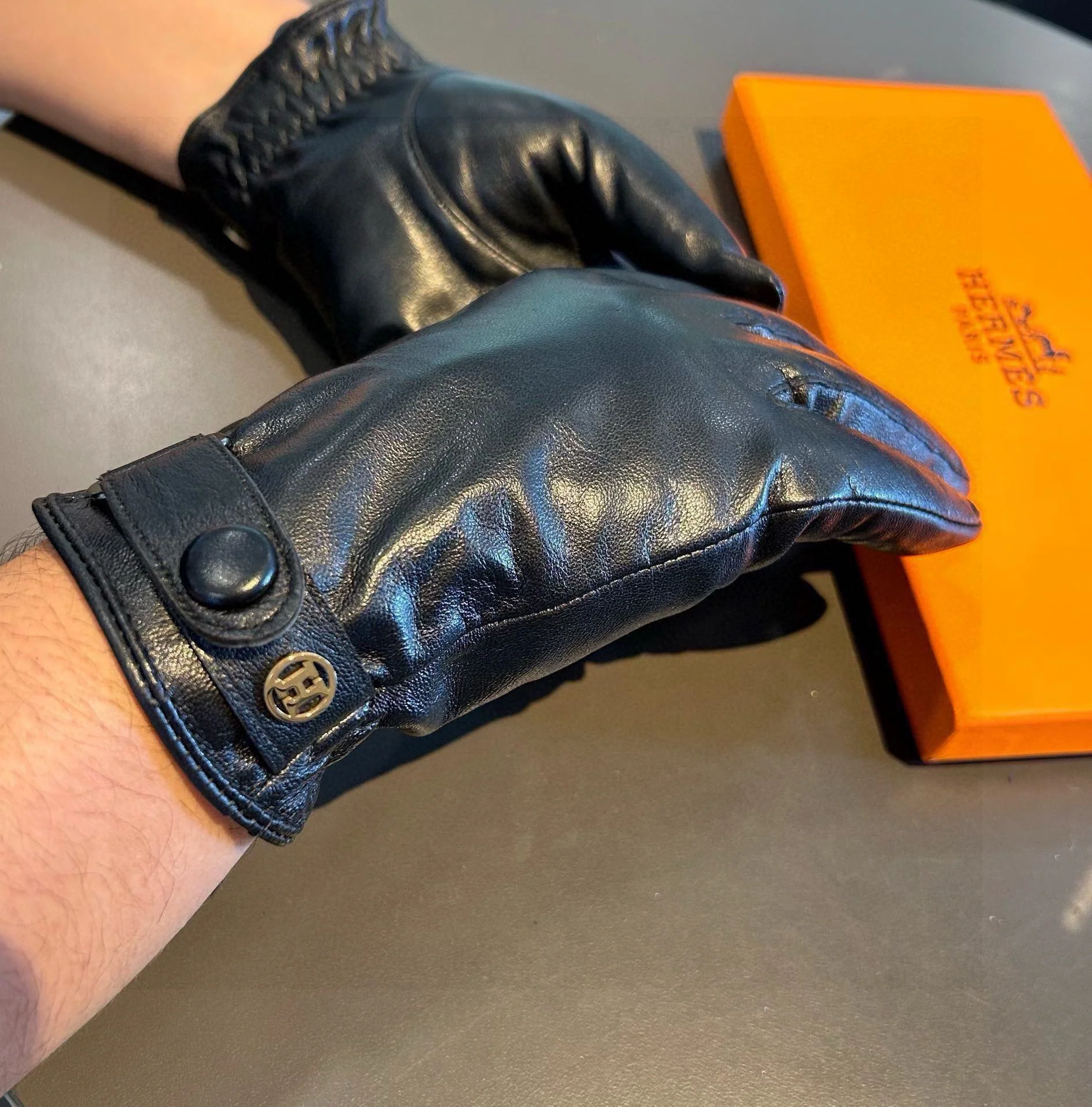 GLOVES WITH BUTTON IN BLACK SHEEPSKIN WITH LAMB FUR LINING