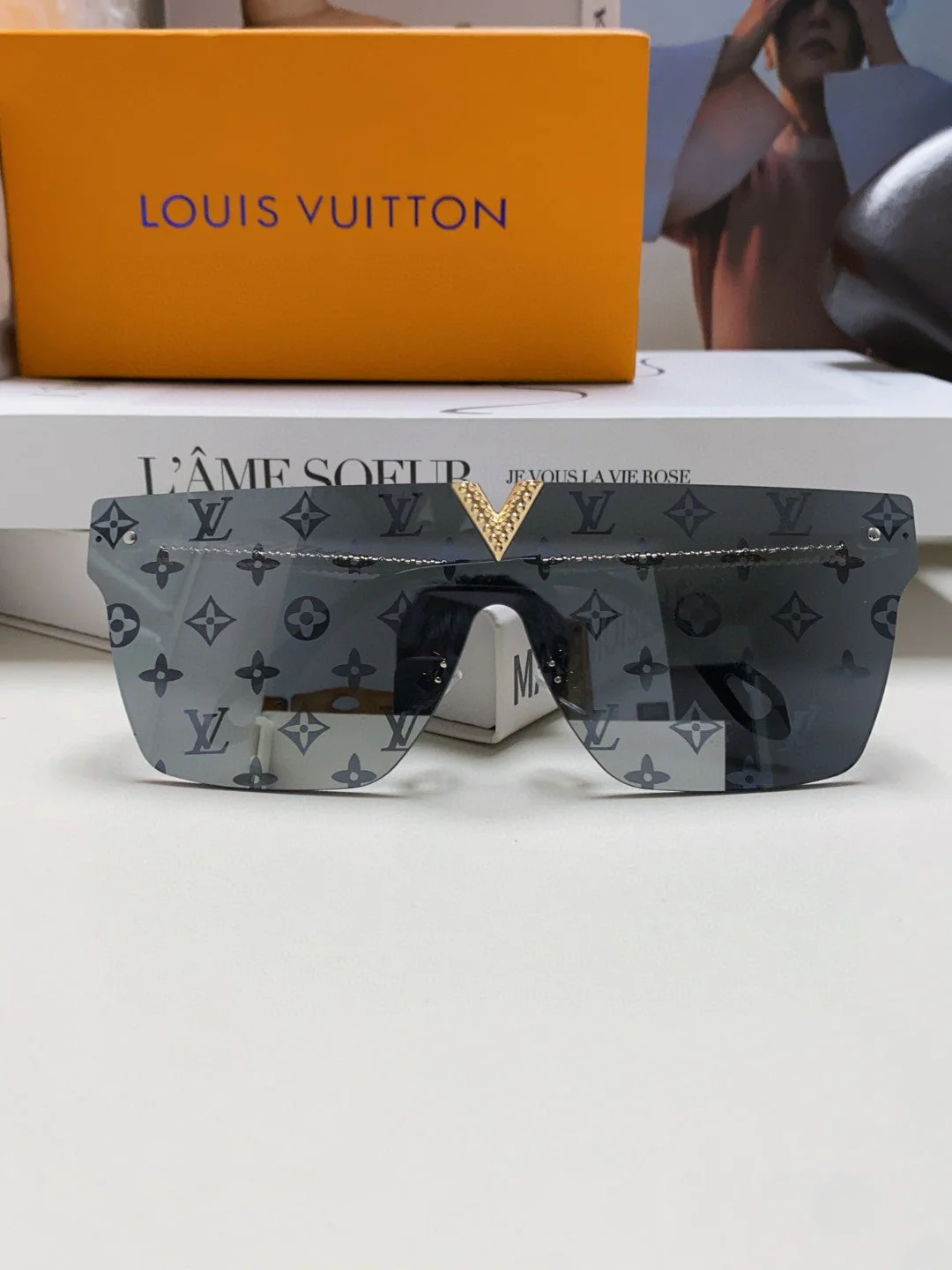 SQUARE SUNGLASS 581371 IN GOLD METAL MONOGRAM ON LENS