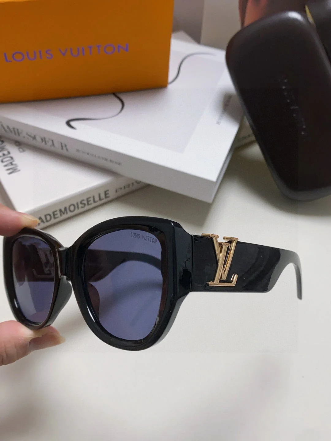 ICON CAT EYE SUNGLASSES 570249 IN BLACK ACETATE