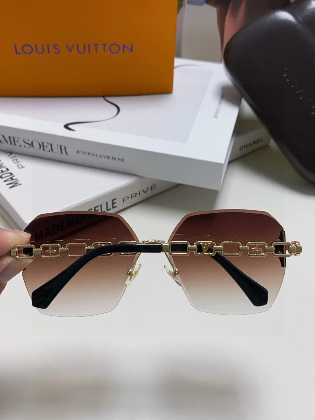 CHAIN SQUARE SUNGLASSES 570260 IN GOLD METAL BROWN SMOKE LENS