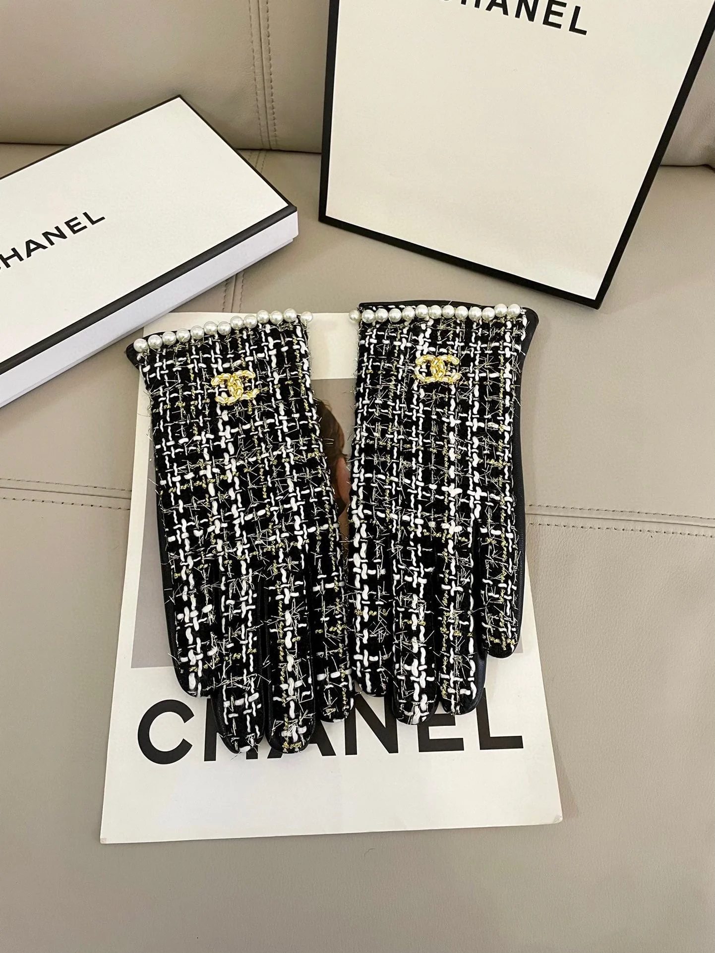 GLOVES IN BLACK MIX WHITE WOOL TWEED AND SHEEPSKIN 463846