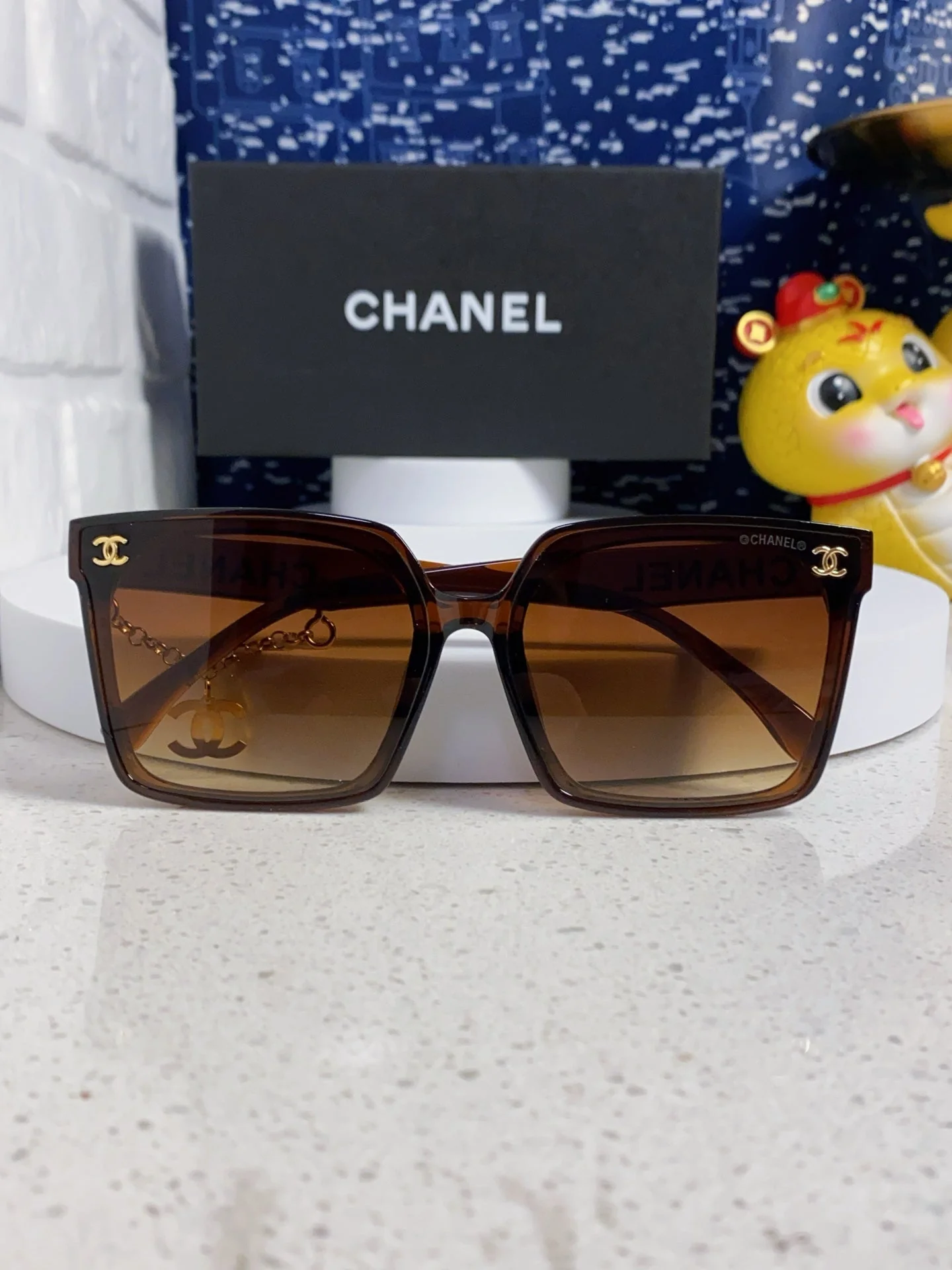 SQUARE SUNGLASSES 641810 IN BROWN ACETATE GOLD CHAIN