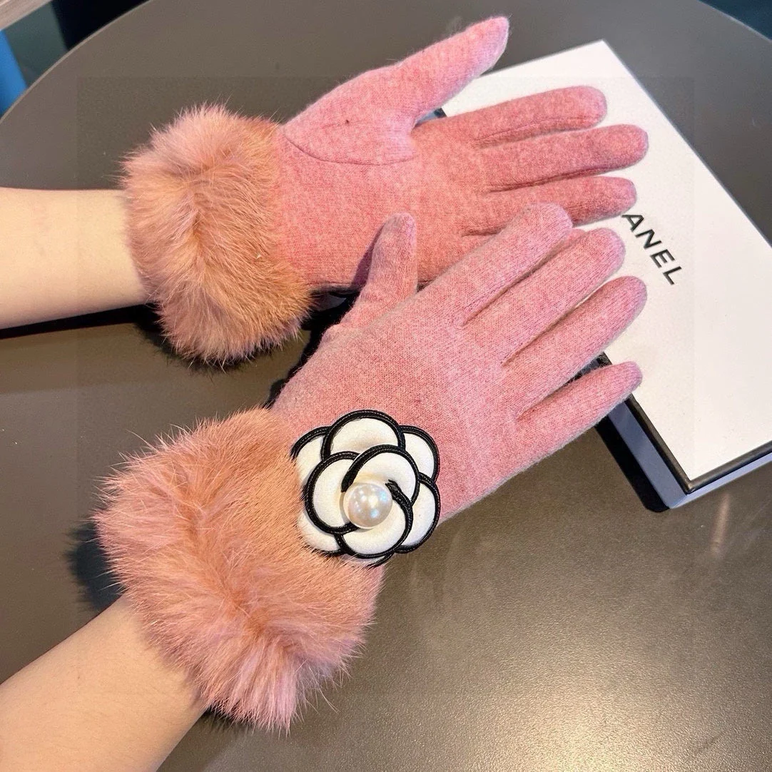 GLOVES IN ROUGE PINK WOOL WITH RABBIT FUR 439142