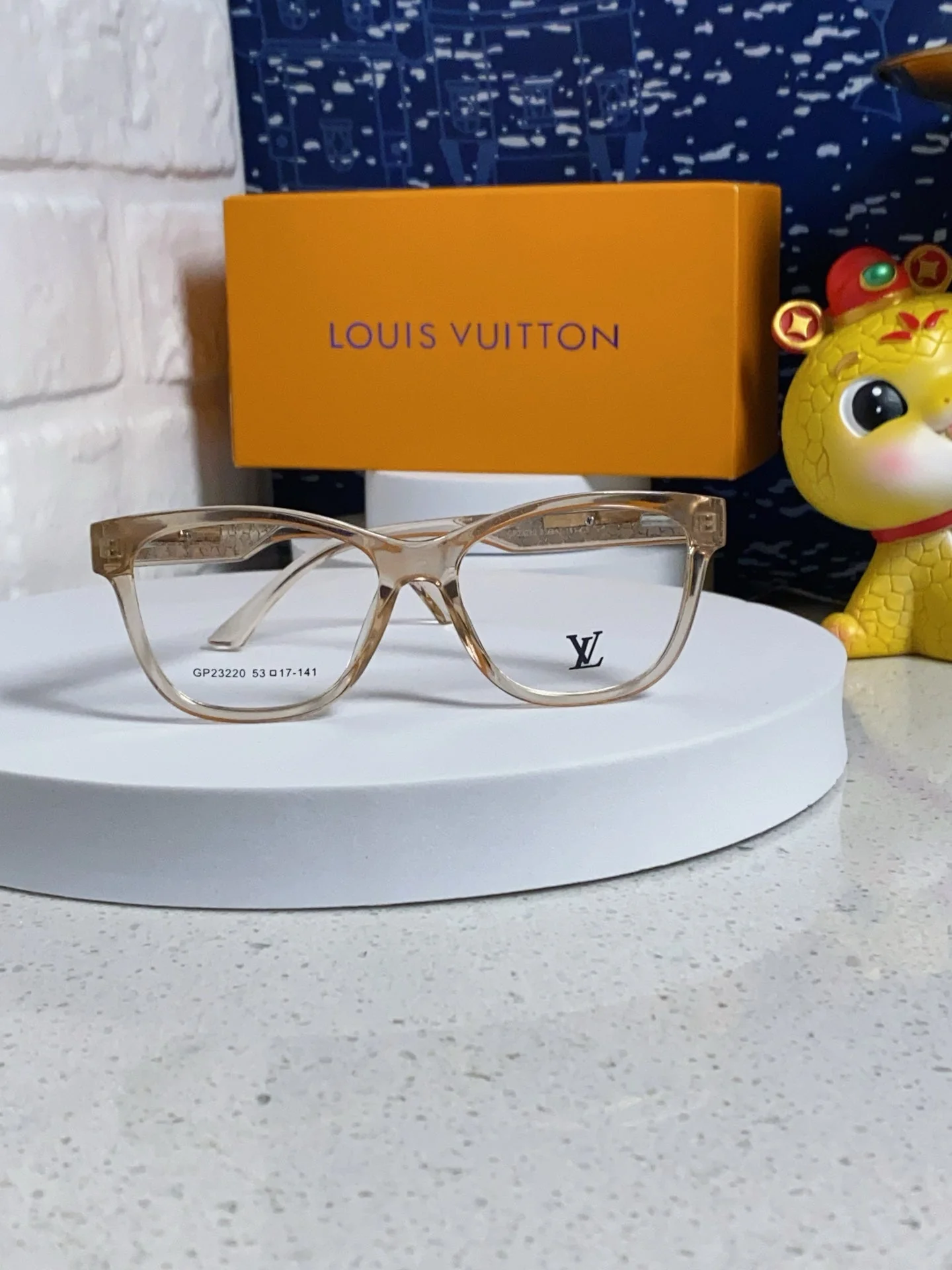 CAT EYE SUNGLASSES 570277 IN LIGHT BROWN CLEAR ACETATE EMBOSSED LOGO