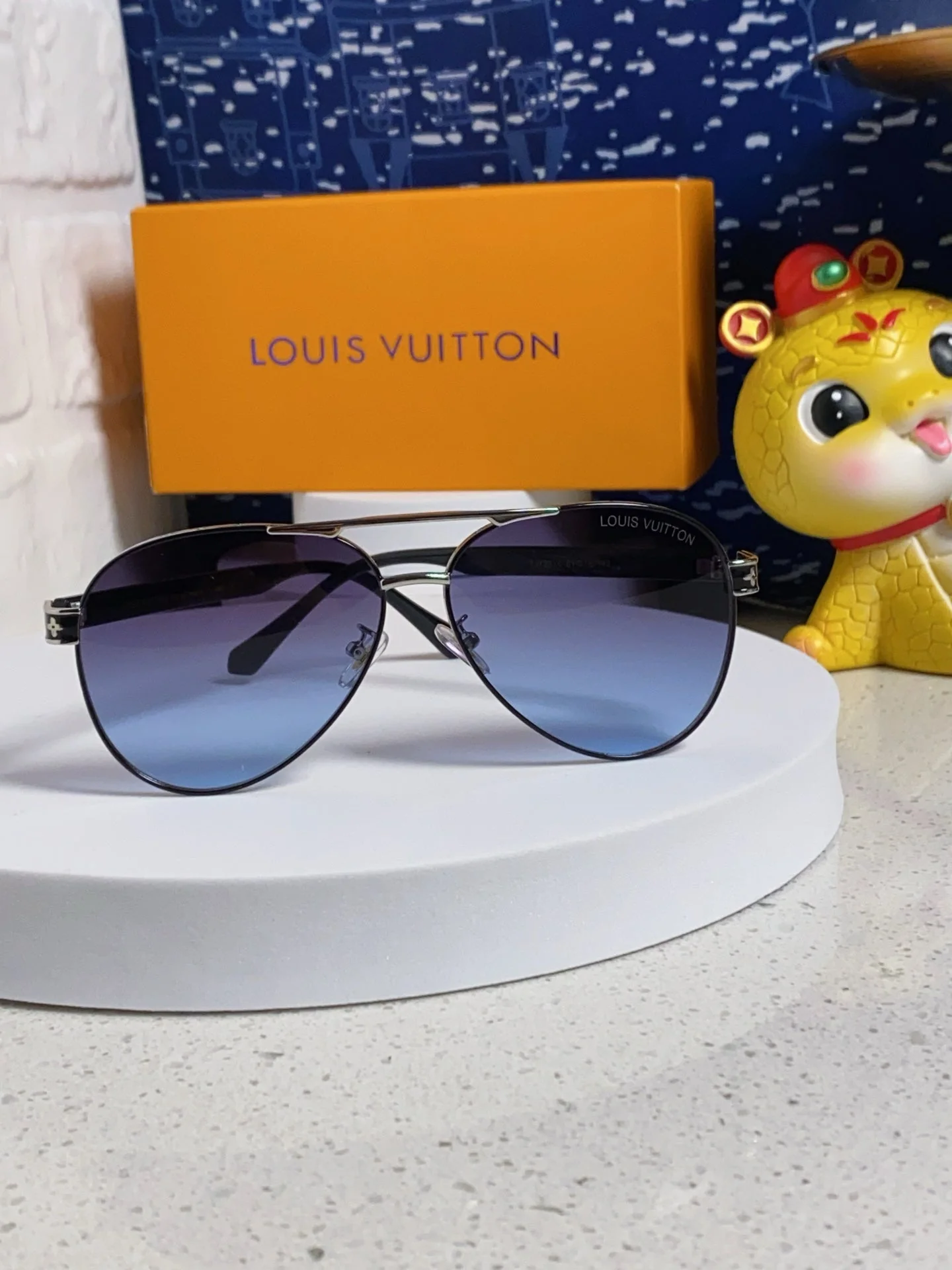 PILOT SUNGLASSES 571633 IN SILVER METAL GREY SMOKE LENSES MONOGRAM LOGO