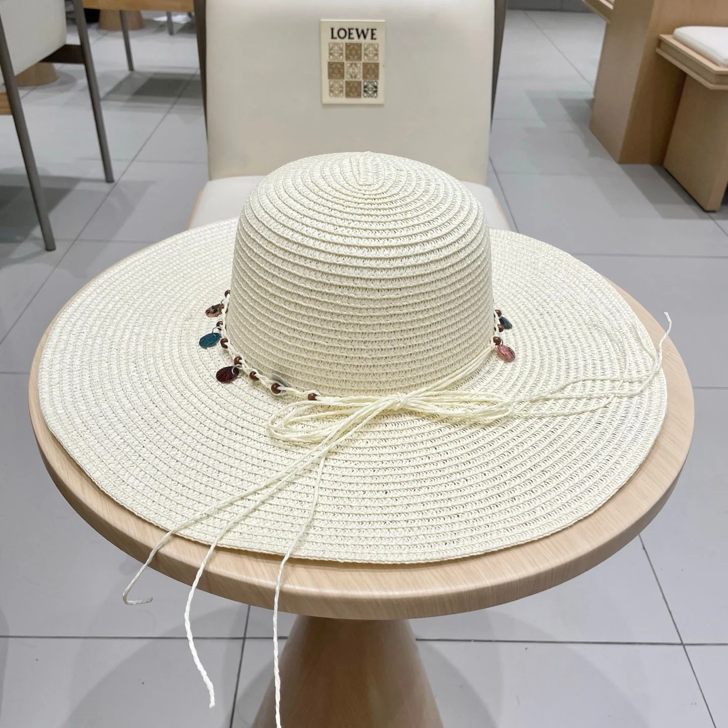 WIDE BRIM HAT MODEL 652186 IN WHITE WOVEN STRAW