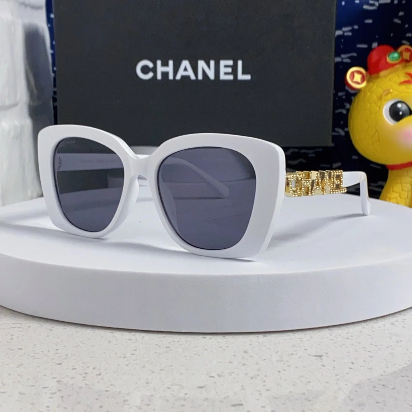 BUTTERFLY SUNGLASSES 641814 IN WHITE ACETATE GOLD METAL LOGO