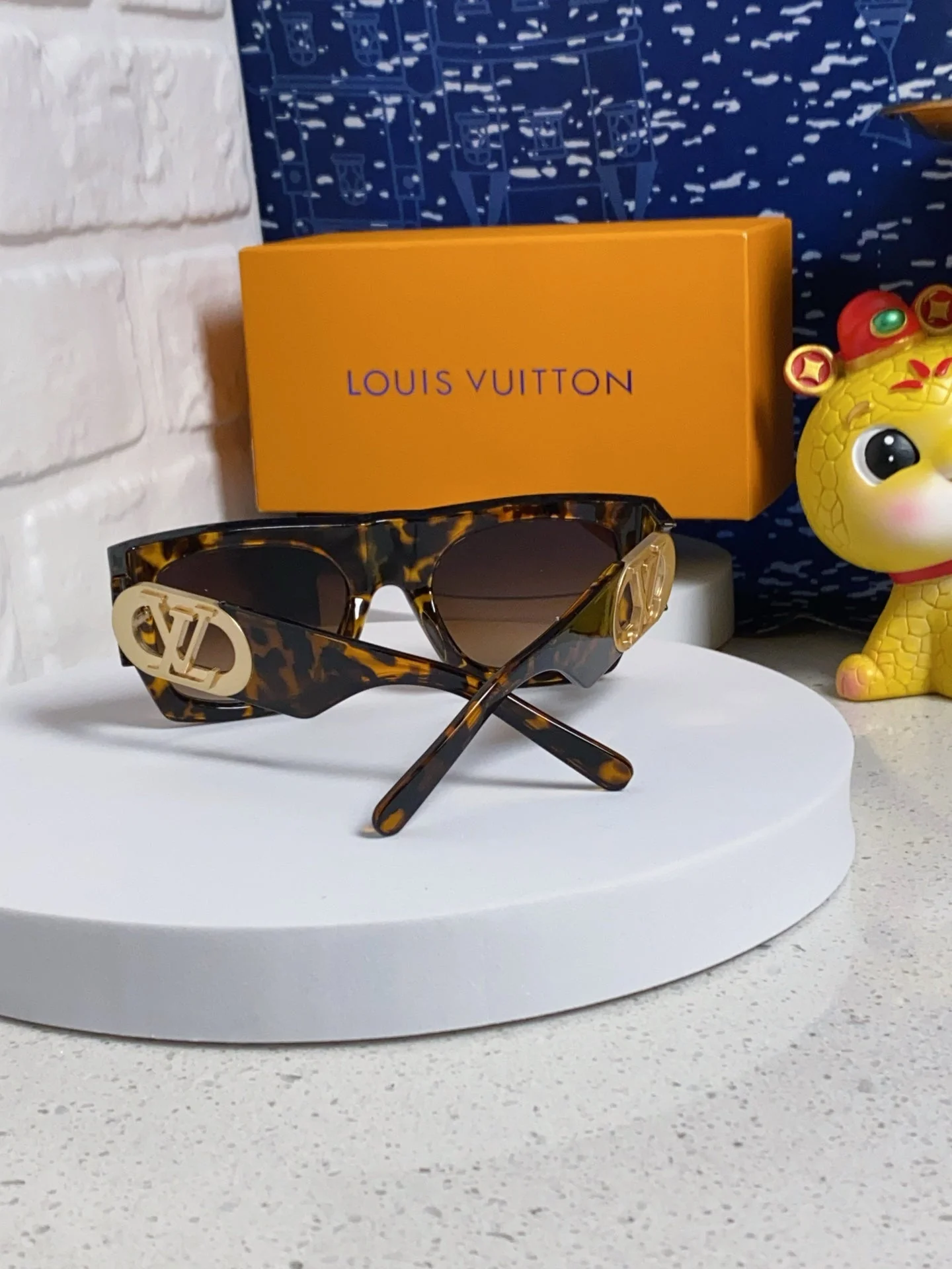 LINK SQUARE SUNGLASSES 570275 IN HAVANA ACETATE GOLD LOGO