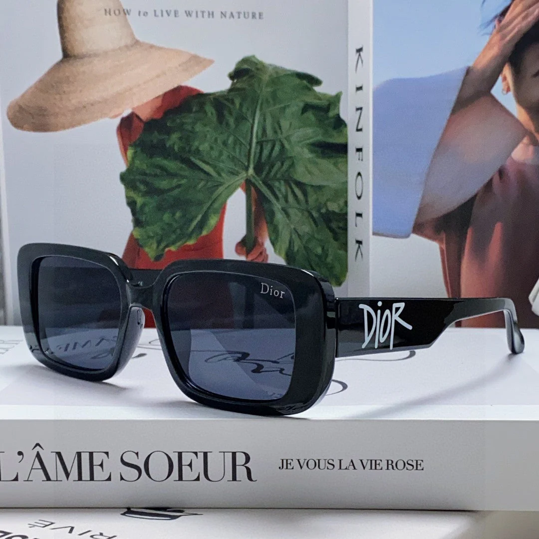 MONTAIGNE SUNGLASS 571596 IN BLACK ACETATE TEXT LOGO