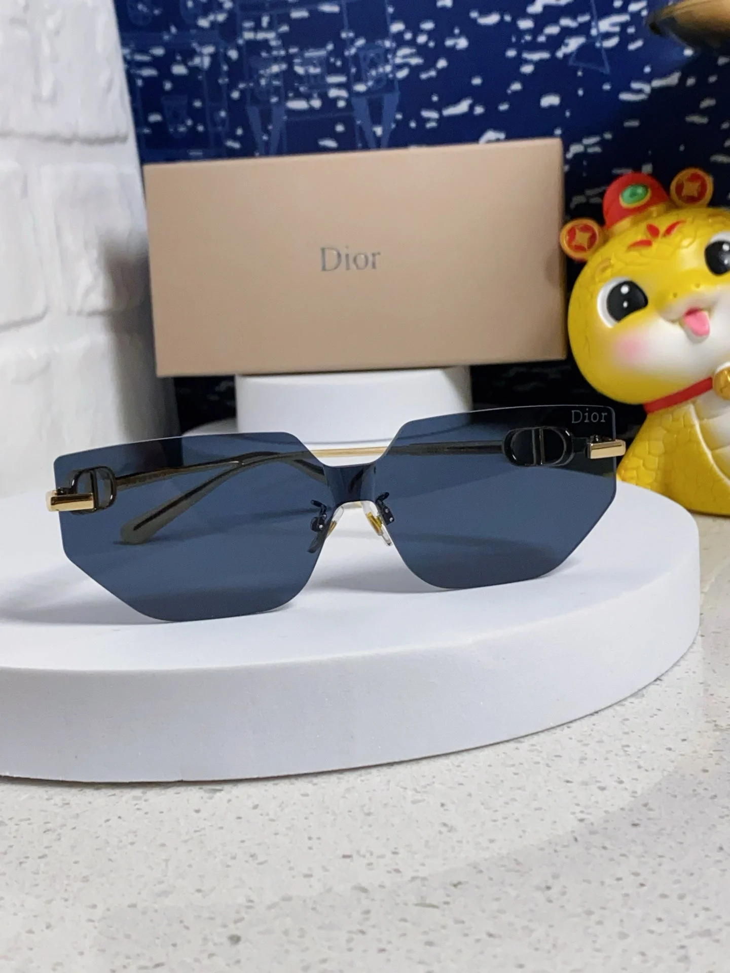 MONTAIGNE SUNGLASS 563194 IN GOLD METAL GREY LENSES